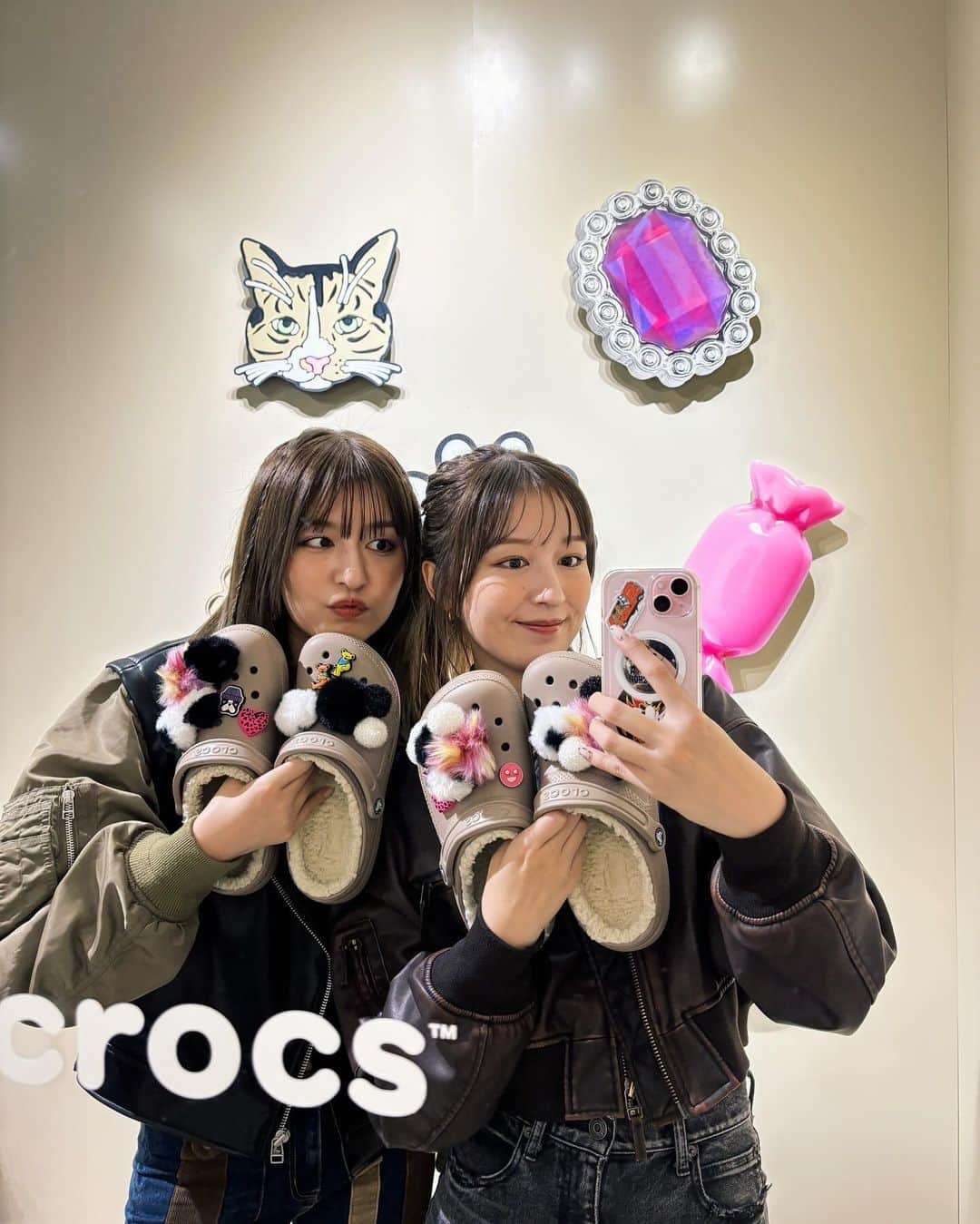 市野莉子さんのインスタグラム写真 - (市野莉子Instagram)「@crocsjp ☃️  もこもこ沢山つけてかわいいのできた♡ お気に入りすぎ✌🏻  #crocs#twins#ootd#双子」11月10日 18時00分 - riko_ichino