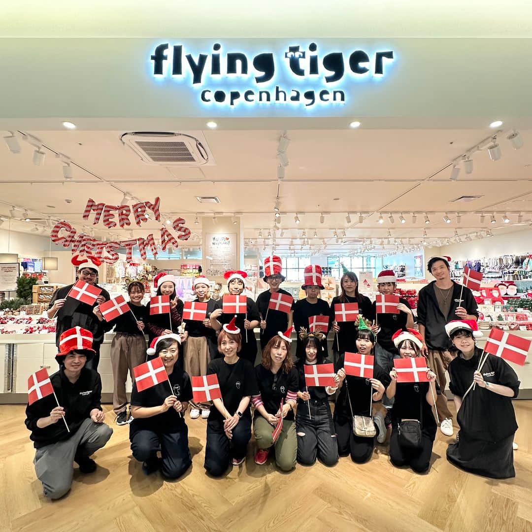 Flying Tiger Japanのインスタグラム：「＼ 長崎・アミュプラザ長崎 新館ストア オープン／ 本日11/10（金）に「アミュプラザ長崎 新館」２階に 新店舗をオープンしました🎉  長崎県では過去にPOP UP STOREの開催実績もなく、 出店について多くのお客様からご要望をいただいておりました。  〈アミュプラザ長崎 新館ストア〉 は、 フライング タイガー コペンハーゲンとしても 待望の長崎県初の店舗となります。  家族や友だちと盛り上がる大型トイ・ゲーム、 思わずくすっと笑いがうまれるガジェット、 お料理が楽しくなるキッチングッズなどの定番カテゴリーに加え、 オープン時期はシーズン到来のクリスマス商品を 多数ラインナップします。  詳しくはアカウントTOPのプロフィールから 公式サイトをご確認ください✨ みなさまとお会いできることを、 スタッフ一同楽しみにしています！  #フライングタイガー #flyingtiger #北欧 #北欧インテリア #北欧デザイン #北欧雑貨 #デンマーク #hygge  #新店舗オープン #アミュプラザ長崎 #アミュプラザ #長崎 #クリスマス #Christmas #ホリデーシーズン #クリスマスデコレーション #クリスマスパーティー #クリスマス装飾 #クリスマスプレゼント」