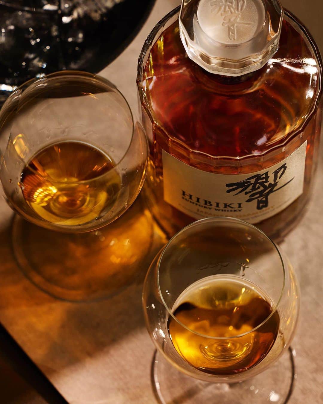 響 | SUNTORY WHISKY HIBIKIのインスタグラム：「. HIBIKI TIME ~二十四節気・立冬~  豊かな夜のはじまりにグラスを掲げる。 Raise your glass at the beginning of a rich night.  #hibiki #響 #hibiki_time #二十四節気 #24seasons #立冬 #ritto #withnature #旅 #trip #グラス #glass #ペアグラス #pairglass」