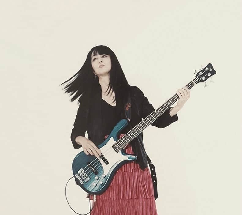 TOKIEのインスタグラム：「明日11/11はBass Day LIVEです。 今回はJakeさんと作ったペダルの動画をライブでやってみる、というのがコンセプトのセッションです。 実は新しい動画もまもなく公開でして、公開前にそちらもライブやっちゃいます。（動画も楽しみにしててください） ドラムはunkieというバンドでリズム隊だった城戸紘志。 楽しんでもらえたらいいなー。」