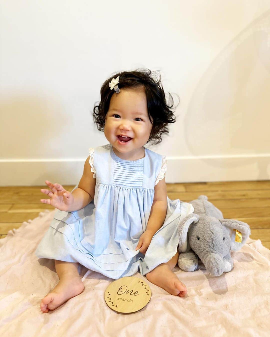 エリナ シルカさんのインスタグラム写真 - (エリナ シルカInstagram)「The baby turned 1 💕 すーさんも一歳。ちょこっといたずらっ子が始まったけど、なにしても可愛いベビー🥰😍🥰😍🥰😍🥰」11月10日 17時57分 - laura_elina_ymd