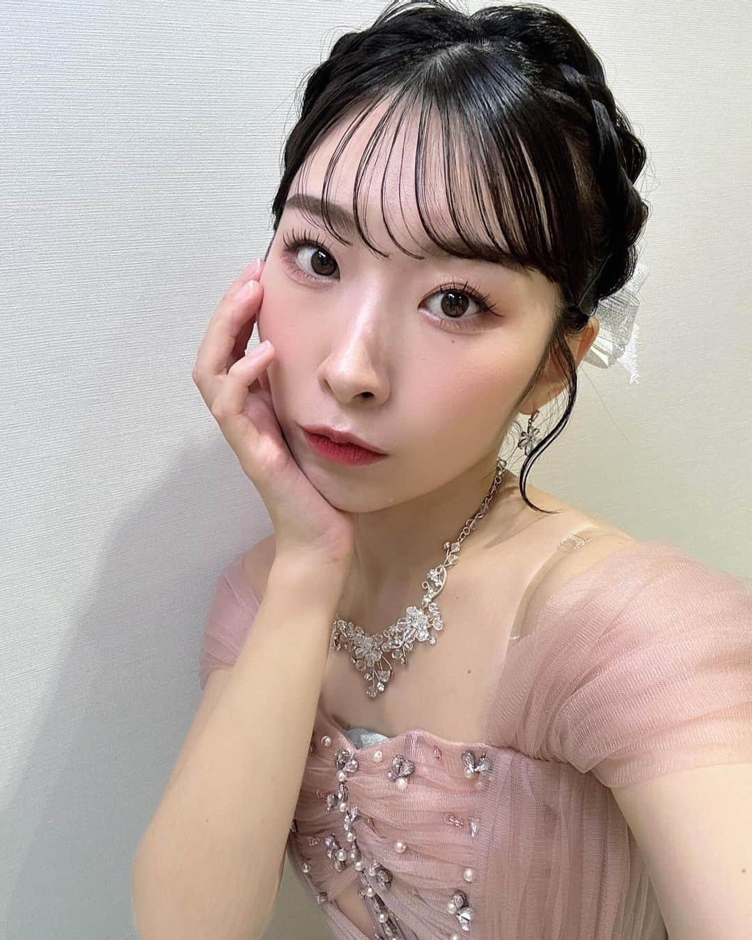 岩佐美咲のインスタグラム：「自撮りのいいねいつも少なめなの何故w  　　　　　　　　　　　　　　　　　　　　　　　　　　　　　　　　 #自撮り #ドレス #衣装 #ヘアアレンジ #ボブ #ボブアレンジ #編み込み #セルフアレンジ #ヘア #selfie #dress #hair」