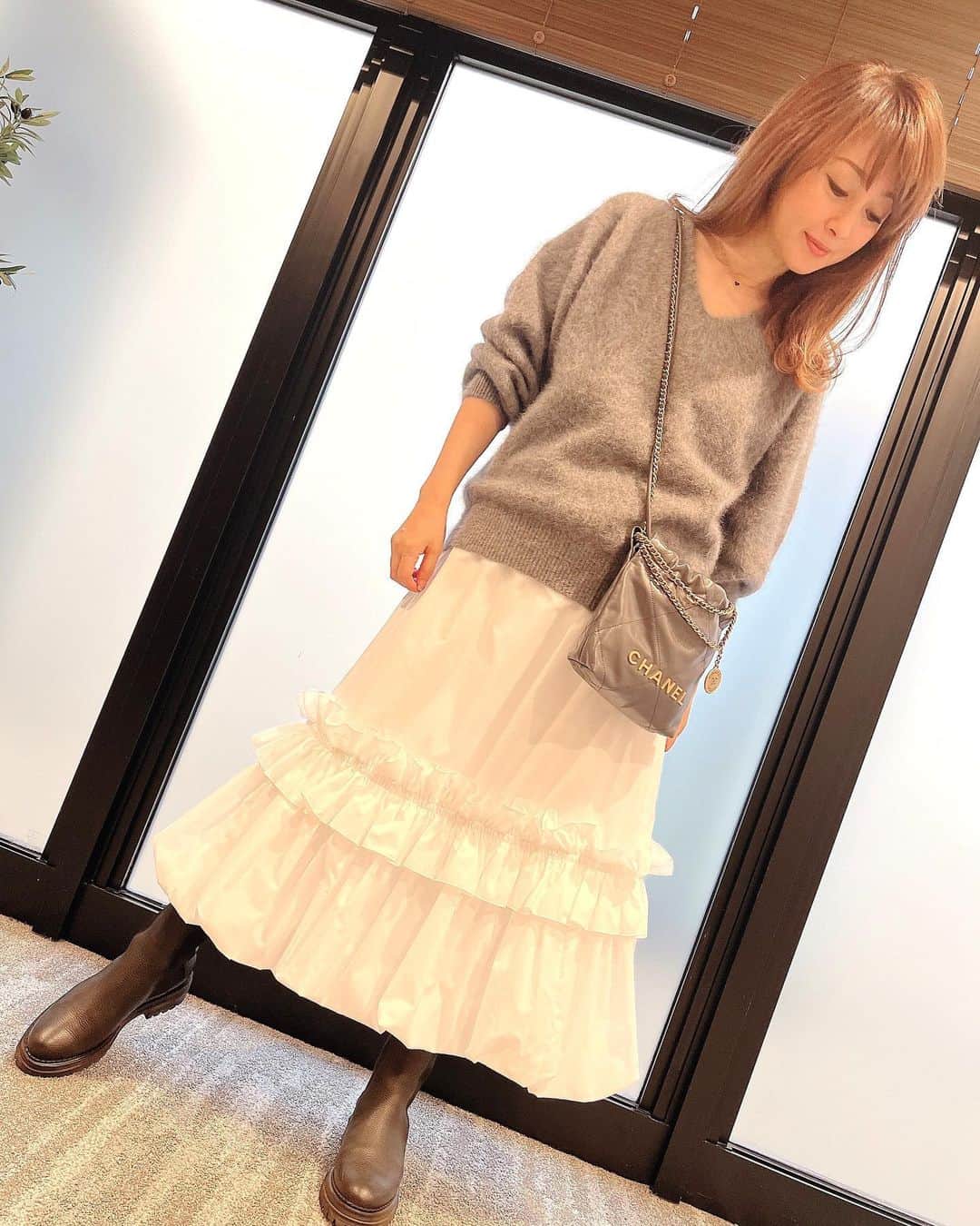 渡辺美奈代のインスタグラム：「本日のお洋服 ショートブーツコーデ #coordinate #白✖️グレー #CHANEL #50代 #50代ファッション  #ショートブーツコーデ #フリル好き」