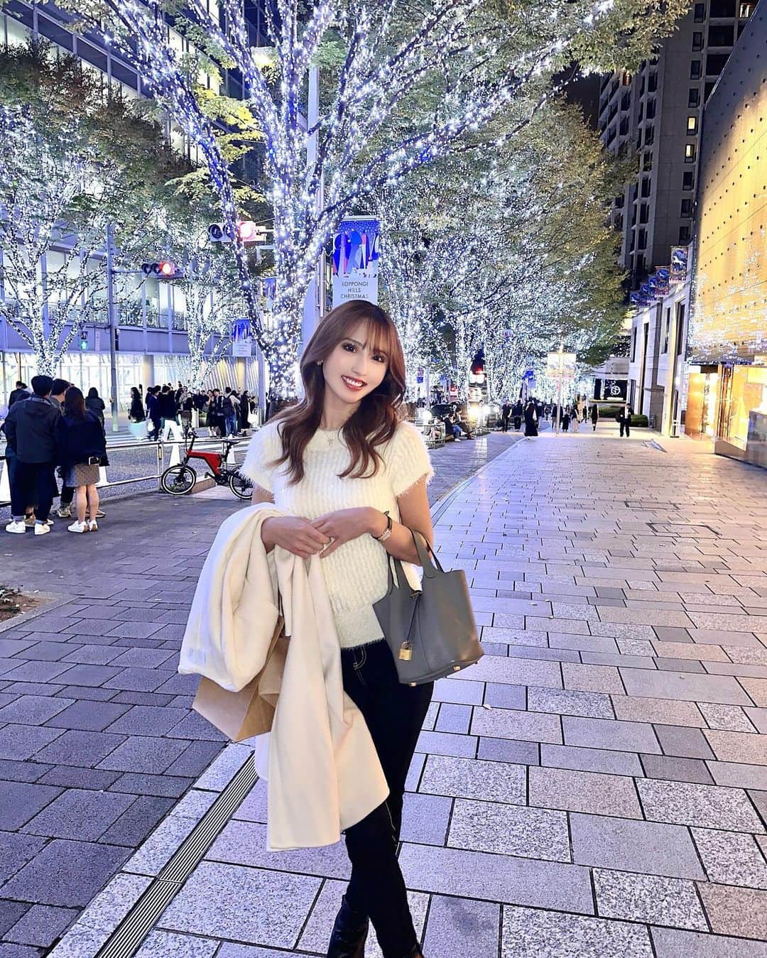 AMIのインスタグラム：「もうイルミネーションの季節🪄*⋆☆ 早いね🌟  #ootd#code#trip#make#gym#selfie#workout#training#bodymake#自撮り#メイク#六本木#歌舞伎町#茶髪#パーソナル#ボディメイク#ジム#トレーニング#筋トレ#筋トレ女子#六本木#西麻布#広尾##けやき坂#イルミネーション」
