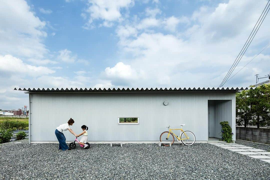 Horibe Associates co., ltd. のインスタグラム：「House in mita  more⇨@horibeassociates  #architecture #courtyard #Patio#двор#cortile#house#新築#design#modern#architects#architettura#デザイン#中庭#casa#simple #Haus #minimal #cortile#マイホーム計画#マイホームメモ#マイホーム記録#平屋#architecturephoto#archilovers#architecturephotography」