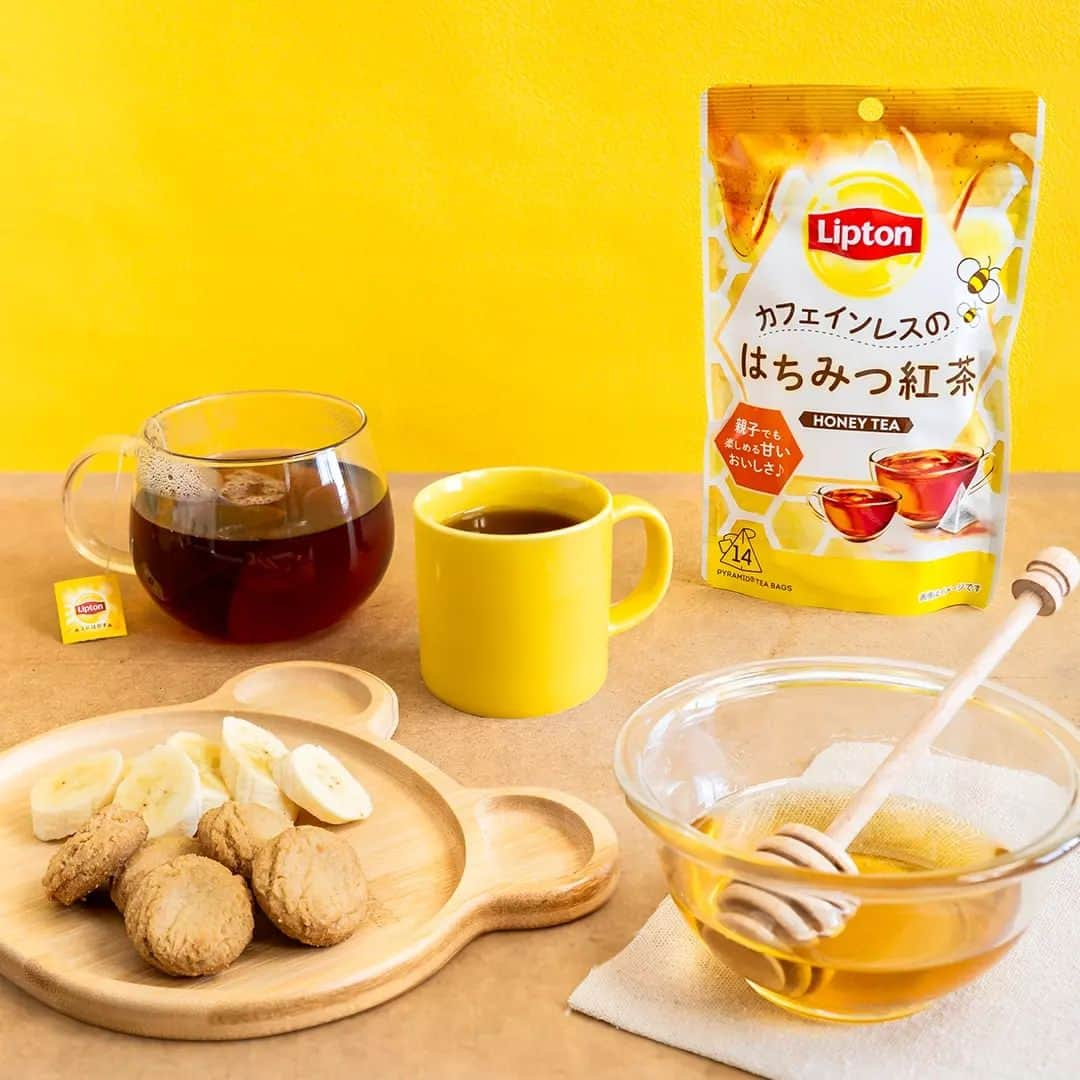 リプトンのインスタグラム：「もう飲んでくれた？☺  リプトンから新しい 「カフェインレスのはちみつ紅茶」が発売中！ カフェインレスで、はちみつ本来のやさしい香りや甘さと紅茶の味わいが楽しめる～  子供*から大人まで飲めるティーだから、 親子での甘いティータイムにもおすすめ💛 アイスやミルクティーでもおいしいからアレンジ豊富！  やっと肌寒くなってきたこの時期 家族でゆったり、甘い時間を過ごしましょう🍯🫖  リプトンと一息しよう～  *はちみつを含むため、１歳未満の乳児には与えないでください。  #リプトン #lipton #はちみつ紅茶 #カフェインレス #フレーバーティー #親子 #ティータイム #おうちカフェ #リプトンでつながる」