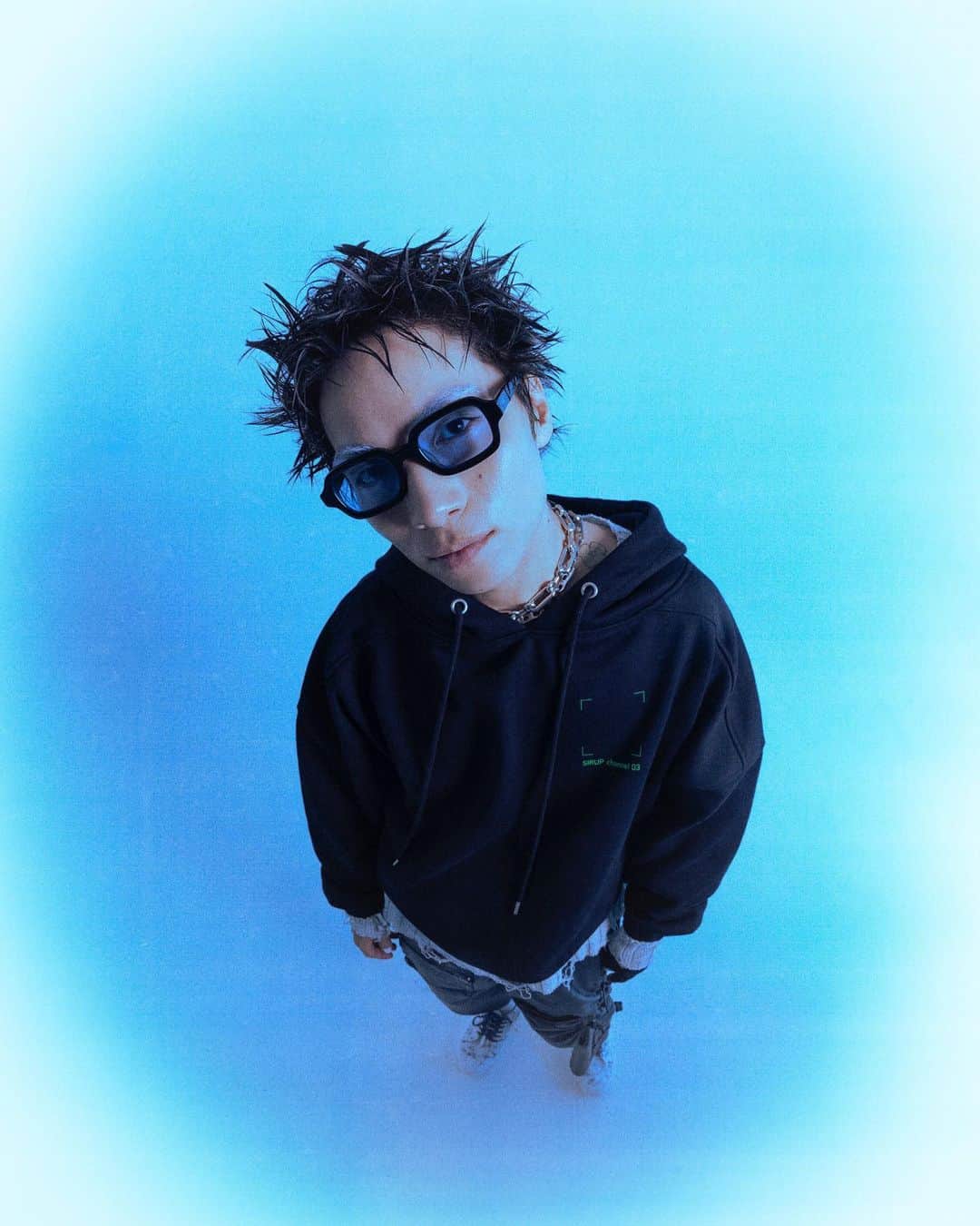 SIRUPのインスタグラム：「SIRUP「channel 03」Official Goodsアパレル発売するど🔥  こだわりまくったオーバーサイズやけど着丈が遊べるオリジナルボディのHOODIE、それぞれ自由に好きなとこに貼って個性出して楽しんでもらえるWAPPENに💚のBANDANA  鬼のこだわりアパレルアイテムをご覧あれ👌🏻 普段ガシガシ着まくり系  ▼channel SIRUP プレミアム会員先行発売 2023年11月13日（月）21:00スタート🌟  【channel SIRUPプレミアム会員様限定特典】 一会計につき¥14,000（税込）以上をお買い上げの方に、「channel 03」本人着用非公開LOOKのポストカードを1枚プレゼント🎁(2種のうちランダムで1枚お渡し) ※SIRUP本人のサインは入っておりません、予めご了承ください。  購入は「channel SIRUP」アプリトップのバナーから💁‍♂️   ▼ITEMS ［channel 03 ORIGINAL HOODIE］  Color： BLACK Size：Mサイズ：約身幅69cm  着丈70cm 袖丈52cm Lサイズ：約身幅73cm  着丈74cm 袖丈53cm ¥12,500 (tax in)   ［channel 03 WAPPEN SET(6types)］ ※channel SIRUP プレミアム会員限定 Size：約縦3.6cm～7.9cm×横5.4cm～8cm　全6種 ¥3,500 (tax in)   ［channel 03 WAPPEN SET(5types)］ Size：約縦3.6cm～7.9cm×横7cm～8cm　全5種 ¥3,000 (tax in)   ［channel 03 BANDANA］ Size：約56cm×56cm ¥2,000 (tax in)   ▼Credit Photo:haruta @harutaaaaaaa Hair:TAKAI @rr_takai_ ［Model］ SIRUP: ORIGINAL HOODIE はMサイズを着用  [Design (ORIGINAL HOODIE & WAPPEN SET)] Director, Designer : Masaki Watanabe (maxilla) @masakebab Project Manager : Moe Niitsu (maxilla)  Production Assistant : Rise Haneda (maxilla) Artist: Kentaro Okawara @kentarookawara   BANDANA Designed by me  ▼一般発売 2023年11月20日（月）21:00スタート」