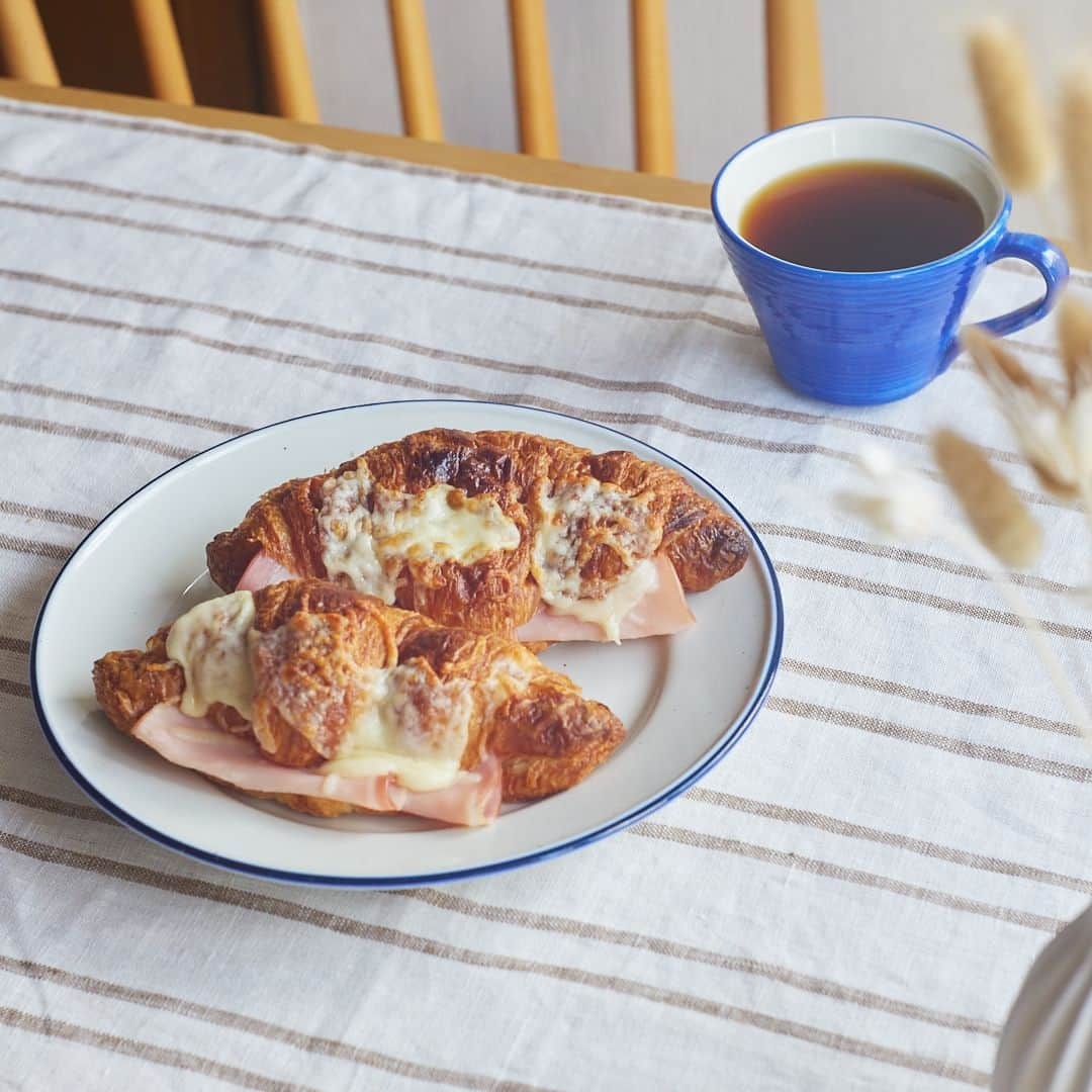 haru(ハル)のインスタグラム：「休日の朝は… クロワッサンでクロックムッシュ風🥐  食パンで作るよりも、カフェ感がUPする☕️ 「クロワッサン　クロックムッシュ風」 のレシピをご紹介いたします。  【材料】 ・クロワッサン　　　　1個 ・卵　　　　　　　　　1個 ・マヨネーズ　　　　　お好みの量� ・ハム　　　　　　　　1枚 ・とろけるチーズ　　  1〜2枚   ①クロワッサンに切り込みを入れ、 パンの断面それぞれに卵とマヨネーズを混ぜたものを塗る。  ②ハムを挟む。 ほうれん草などの野菜を入れても◎。  ③クロワッサンをとじ、上からチーズをたっぷりかけて オーブントースターへ入れて焼きます。 （焦げやすいので注意しましょう。）  お好みでブラックペッパーをかけたり、 モッツァレラチーズを乗せてチンしても◎。  「作ってみたい！」と思った方は、右下の保存ボタンを 押すと、後から見返すことができますよ✨  #haruレシピ  #haruのある生活 #ココロハレル #クロワッサン #クロックムッシュ #クロワッサンアレンジ #パンレシピ #朝ごはん #朝ごぱん #朝ごはんレシピ #おうちカフェ #おうちカフェごはん #休日の過ごし方 #休日の朝ごはん #パンとコーヒー #簡単レシピ #お手軽レシピ #時短レシピ #カフェめし #豊かな食卓 #日々の暮らし #おうち時間を楽しむ #暮らしのアイディア #心地よい暮らし #おうち時間 #暮らしを楽しく #kurokamiスカルプ #haruシャンプー」