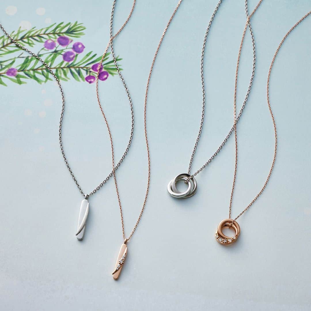 ４℃ / ヨンドシーのインスタグラム：「【Pair Jewelry】 2023 Christmas Collection ～BLESSING BLUE -祝福はきらめきの中に-～  夜空に輝く月と水面に映り込む月、そんな幻想的な情景を閉じ込めたペアネックレス。  レディースは石の煌めきとやわらかなピンクゴールドコーティングで「空に輝く月」を、メンズは高級感あるプラチナコーティングとヘアラインで「水面に映し出される月」を表現しています。  ネックレストップの裏に施されている、『永遠の愛』という石言葉を持つブルーダイヤモンドが二人の絆を深めてくれます。   左から ¥14,300(税込) SILVER(11234-462-1954) ¥15,400(税込) SILVER(11234-462-1904) ¥15,400(税込) SILVER(11234-462-1955) ¥24,200(税込) SILVER(11234-462-1905)    #ヨンドシー #ジュエリー #ネックレス #ペアジュエリー #ペアネックレス #ペアルック #お揃い #クリスマス #プレゼント #ギフト #ご褒美ジュエリー #ファッション #新作 #ブルー #青 #jewelry #necklace #pairjewelry #pairnecklace #gift #fashionjewelry #newarrivals #collection #christmas #blue #112344621954 #112344621904 #112344621955 #112344621905」