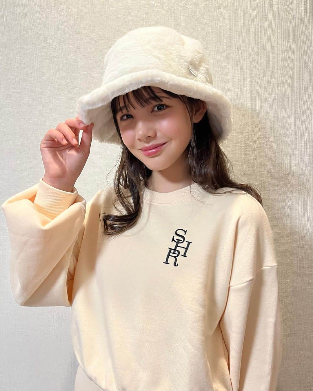 新潮社「ニコラ」のインスタグラム：「トレーナー生地のセットアップ♡  トップスのロゴと すそがひらひらになったマーメイドスカートがポイント！  トップス: シュリータ スカート: シュリータ 帽子: ALGY 靴下: 靴下屋 スニーカー: コンバース  #PR  #shrita #大人っぽガーリー #ガーリーコーデ  #ガーリーファッション #中学生ブランド #中学生ファッション�#松尾そのま #ソノマ #ニコラ #nicola #ニコラモデル #ニコモ #秋コーデ」