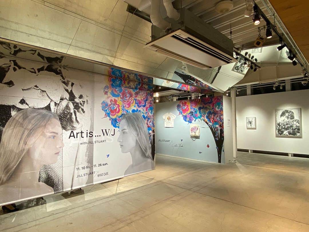 Warehouse TERRADA 寺田倉庫のインスタグラム：「本日2023年11月10日（金）より、東京・天王洲にあるアートギャラリーカフェ「WHAT CAFE」では、アートとアパレルが融合した展示会を開催中です。  WHAT CAFEの出展アーティストであり、JILL STUARTとコラボレーションしたオリジナルアートアイテムを共同開発したyutaokudaと岡田佑里奈を中心に、JILL STUARTのシーズンコンセプトを再解釈した19名の若手アーティストによる作品を展示販売します。 コラボレーションアイテムのために書き下ろした原画や、オリジナルアートアイテムも展示販売され、アートとアパレルが融合する新たな展示空間を体感いただけます。  タイトル：WHAT CAFE EXHIBITION vol.31 展示期間：2023年11月10日（金）～ 11月26日（日） コラボレーションアーティスト（敬称略・順不同）：yutaokuda、岡田佑里奈 参加アーティスト（敬称略・順不同）：ayaka nakamura、新井碧、官野良太、作田優希、長谷川彩織、佐々木類、高島マキコ、西岡悠妃、ニミュ、MANA HIRAI、藤本純輝、松村咲希、南花奈、御村紗也、弓指貴弘、皆川百合、吉岡かおる URL： https://cafe.warehouseofart.org/exhibition/what-cafe-exhibition-vol-31 入場料：無料  詳細はこちら @whatcafe_terrada   #WarehouseTERRADA #寺田倉庫  #WHATCAFE #ワットカフェ #天王洲 #天王洲アイル #キャナルイースト #アート #現代アート #アートシティ #アートギャラリーカフェ #Tennoz #Art #artcafe #artgallery #contemporaryart #artcity」