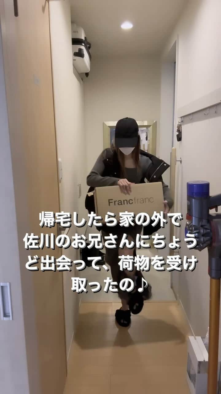 とものインスタグラム：「今晩は🌙  みんなはクリスマスの準備はもうした〜❓🌲 @francfranc_official  から荷物が......🎁💕  街中はもークリスマス仕様で 赤緑 サンタトナカイ🎅🎄  とにかく、 どこもかしこもキラキラしてるよね🤩♡  今年もアドベントカレンダーgetしました♡ 去年は木でできて お菓子の入ったアドベントだったけど 今回は、美容アイテム💄  おませな娘たちは かなり喜びそう🤩💕  今年のクリスマスも しっかり楽しみましょ✨💕💋  #クリスマス準備#クリスマス#クリスマスコフレ#アドベンチャー#アドベントカレンダー#セルフケア#福袋#クリスマスプレゼント#プレゼント#子供が喜ぶ#子供と楽しむ#子供と一緒に」