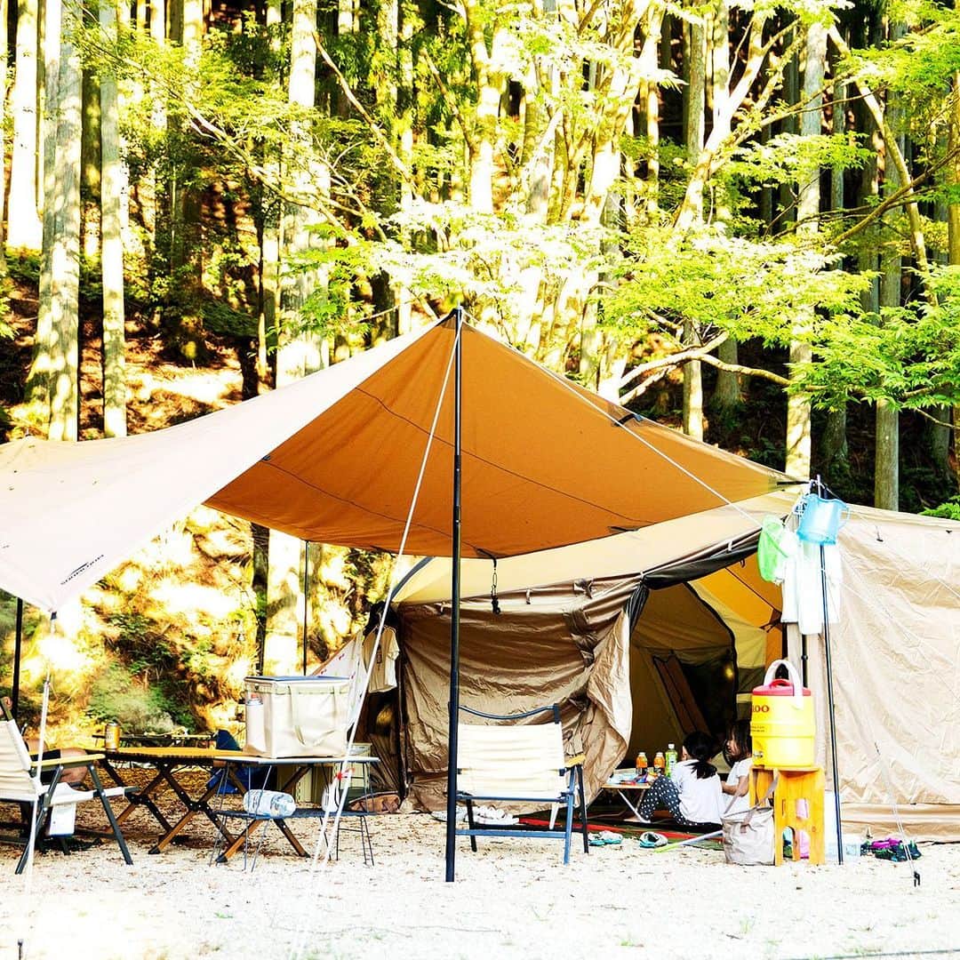 キャンプ情報サイト［ランタン］のインスタグラム：「CAMP SMILE STYLE ／ 森に馴染むアースカラーのキャンプギア。 風を感じながら家族団らんを楽しむ ＼ いろんなキャンパーのキャンプスタイルを現地取材と一般キャンパーからの投稿で数多く掲載してます。 . . 詳しくは @lantern.camp webサイトをご覧ください . . #camp #camping #camplife #outdoor #travel #trip #lantern_smile #キャンプ #キャンプ用品 #アウトドア #テント #自然 #旅行 #キャンプ初心者 #キャンプ好きな人と繋がりたい #アウトドア好きな人と繋がりたい #camper #外遊び #キャンプスタイル #かぶとの森テラス #ファミリーキャンプ #ファミキャン #ThousWinds #サウスウィンズ #オイルランタン #RATELWORKS #ラーテルワークス #焚き火台」