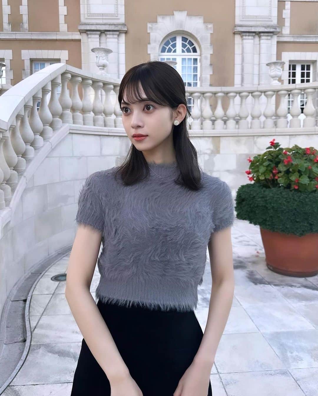 大薮未来のインスタグラム：「シルエットが綺麗なシャギーニット〜！  肌触りがとってもいいんです！Ivoryのカラーも欲しくなる♡♡  この日は暖かかったけど今日からとっても寒くなった😖  #シャギーニット　#冬コーデ  #恵比寿ガーデンプレイス」
