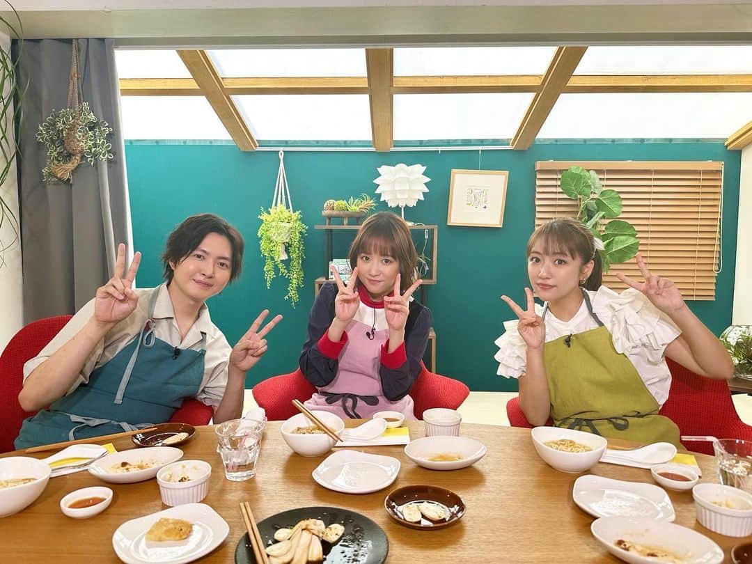 高橋みなみのインスタグラム：「フジテレビ「木7◎×部」 節約贅沢クッキング部✨ リュウジさん、大原櫻子さんと楽しくお料理ー✨🤗 1000円以内でローソンにある食材などを使い節約贅沢レシピをそれぞれ披露！ 作るところをお互い見ながら交互にキッチンに立つので中々ない状況に緊張しましたが笑 2人との会話が楽しくてあっという間でした✨  #モクシチマルバツブ #節約贅沢クッキング部 #フジテレビ #tv  衣装👗 トップス　 @furfur_official スカート　 @cocodeal_official  イヤリング　 @anemone_official」