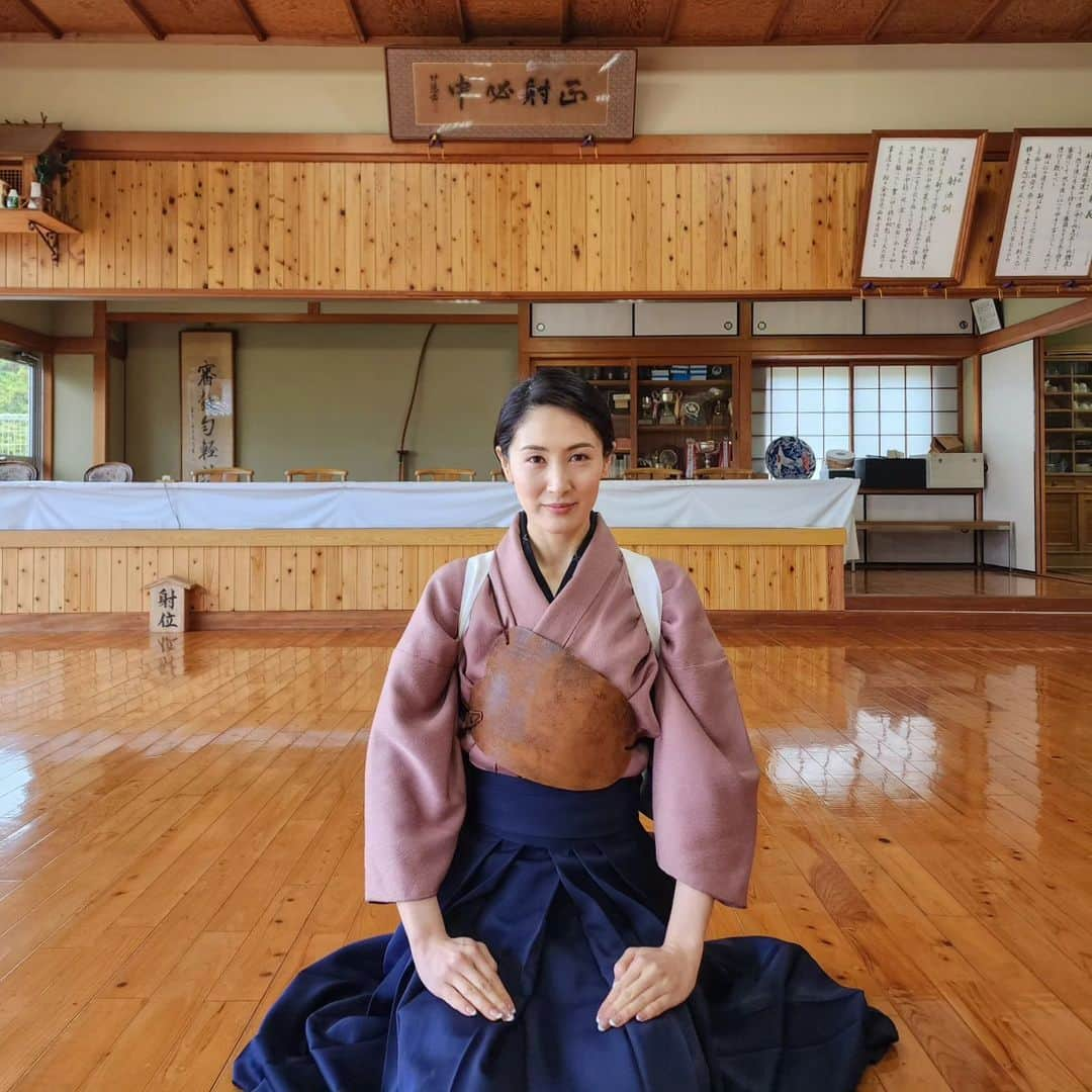 吉松育美のインスタグラム：「So honor to be taught by legendary Japanese archery master.🙏  Really mind sports...🎯  ご縁があり弓道やってます❗いやーなかなかはまりそうです✨️茶道もそうですが所作や作法が美しい✨️😊  皆さんもやってみたい？🤭 かなり精神統一されますよ❤️‍🔥❤️‍🔥❤️‍🔥  #弓道 #弓道女子 #japanesearchery #archery #archerylife #bowhunting #bow #architecture #矢 #arrow #отдыхвзале #спорт」