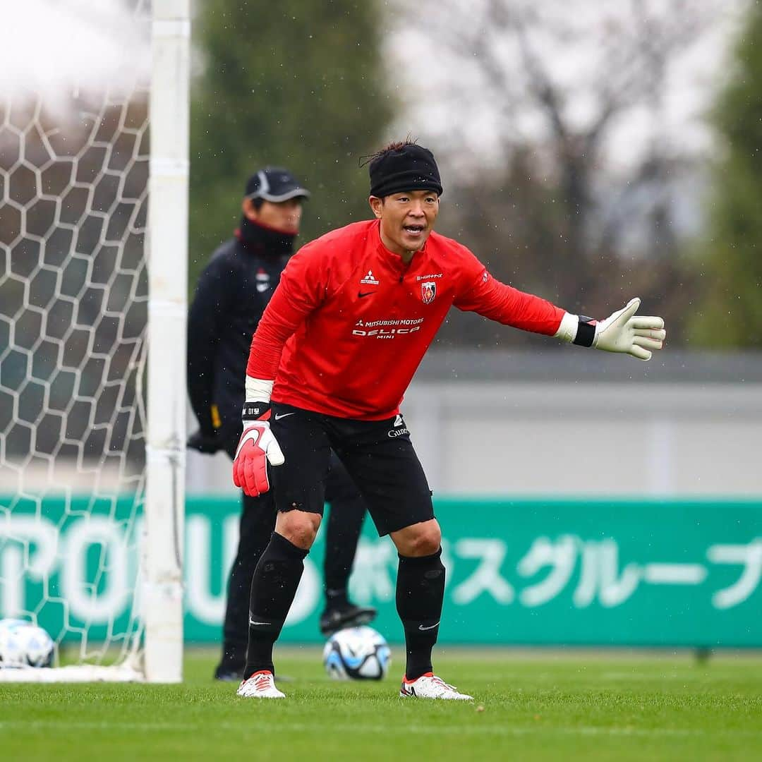 浦和レッドダイヤモンズさんのインスタグラム写真 - (浦和レッドダイヤモンズInstagram)「11.10 TRAINING | 📷 神戸戦まで、あと2日。  次戦 明治安田生命J1リーグ 第32節 11.12(日) vs ヴィッセル神戸 【MATCH PARTNER DHL】 埼玉スタジアム2002・15時キックオフ  𝙉𝙀𝙓𝙏 𝙈𝘼𝙏𝘾𝙃 Meiji Yasuda J1 League 32nd sec 11.12(Sun) vs Vissel Kobe Saitama Stadium 2002 15:00KO  #大久保智明 #早川隼平 #馬渡和彰 #柴戸海 #岩尾憲 #牲川歩見 #堀内陽太 #中島翔哉 #アレクサンダーショルツ #大畑歩夢 #西川周作 #知念哲矢 #興梠慎三  #urawareds #浦和レッズ #WeareREDS #サッカー」11月10日 18時06分 - urawaredsofficial