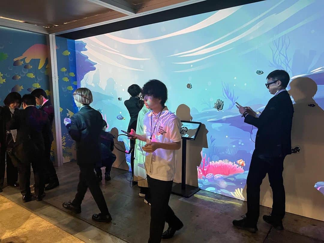 大阪ECO動物海洋専門学校さんのインスタグラム写真 - (大阪ECO動物海洋専門学校Instagram)「動物園・水族館&テクノロジー専攻2年生が海の環境を学べるARゲームを企画。 ブース出展1日目を終えました！ なんと体験者さま500名を達成🍀 ご参加いただいた皆さまありがとうございました✨  明日も幕張メッセホール1にて体験いただけますので ぜひお立ち寄りください🐾  #大阪eco動物海洋専門学校 #大阪eco  #動物専門学校  #動物飼育 #動物園 #水族館 #飼育員 #ドルフィントレーナー #アクアリスト #動物看護師 #トリマー #ドッグトレーナー#動物好きと繋がりたい #犬好きと繋がりたい #動物 #自然 #自然環境 #環境 #トレーナー #魚 #テクノロジー #ar技術 #拡張現実 #専門学校」11月10日 18時07分 - osaka_eco
