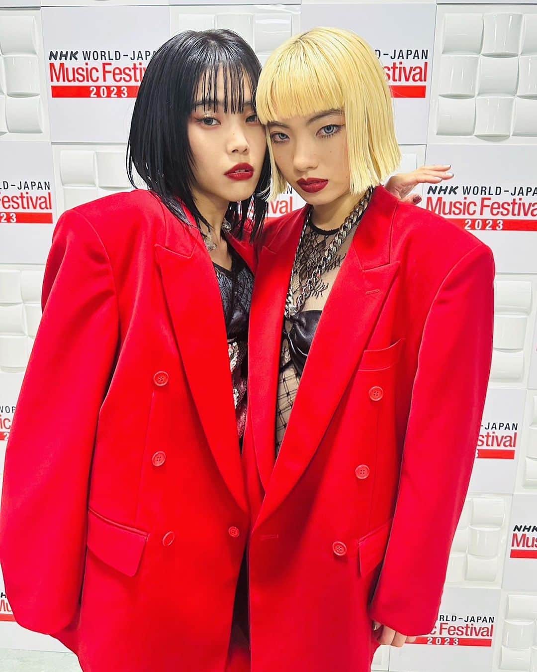 アオイヤマダのインスタグラム：「AiNATOAOI 🟥Let's go LONDON! 11/16 『The Underworld』というライブハウスでパフォーマンスさせて頂きます。 アイナ氏ありがとう、楽しみです。 本番前も私の水と飴を気遣ってくれます。優しい。(私歌わないのに笑)  #AiNATOAOI  先日ご一緒させて頂いた NHK World Japan Music Festivalは2024 1/3に放送されるみたいです。🌹」