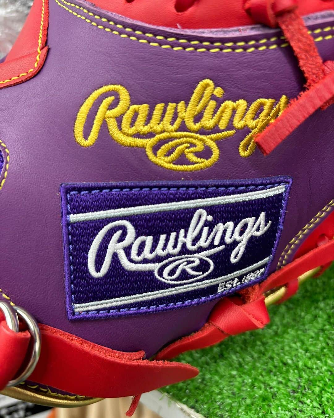 Rawlings Japanさんのインスタグラム写真 - (Rawlings JapanInstagram)「. ド派手過ぎる🙃🙃🙃  ローリングスさんのこちらのキャッチャーミット😗  ド派手過ぎません？🫠  これを使えばグラウンドで目立たない訳が無いですよね😆  しかもオーダー品ではなく限定品だと言うのだから余計に驚きですよね🤩  そしてこの見た目ながらすぐに使える即戦力シリーズとなりますので月に数回しか草野球をしない方へもオススメです😝  是非気になる方はチェックしてみてください✨️👀✨️👀   ～～～～～～～～～～～～～～～～～ 📪558-0031 📍大阪府大阪市住吉区沢之町1-3-3 ☎06-6692-6655 ⌚営業時間【平日】11:00～20:00 　　　　　【土日祝】10:00～20:00 　定休日　水曜日(第二、第三木曜日) ～～～～～～～～～～～～～～～～～ #野球  #ソフトボール  #ローリングス  #rawlings  #キャッチャーミット  #軟式グローブ  #すぐに使える  #即戦力  #ド派手  #大阪  #osaka  #住吉  #野球専門店  #野球館  #野球用品  #グラブ  #グローブ  #バット  #スパイク  #ユニホーム  #少年野球  #中学野球  #高校野球  #大学野球  #社会人野球  #プロ野球  #草野球  #軟式野球  #甲子園  #野球好きな人と繋がりたい」11月10日 18時16分 - rawlings_japan_llc