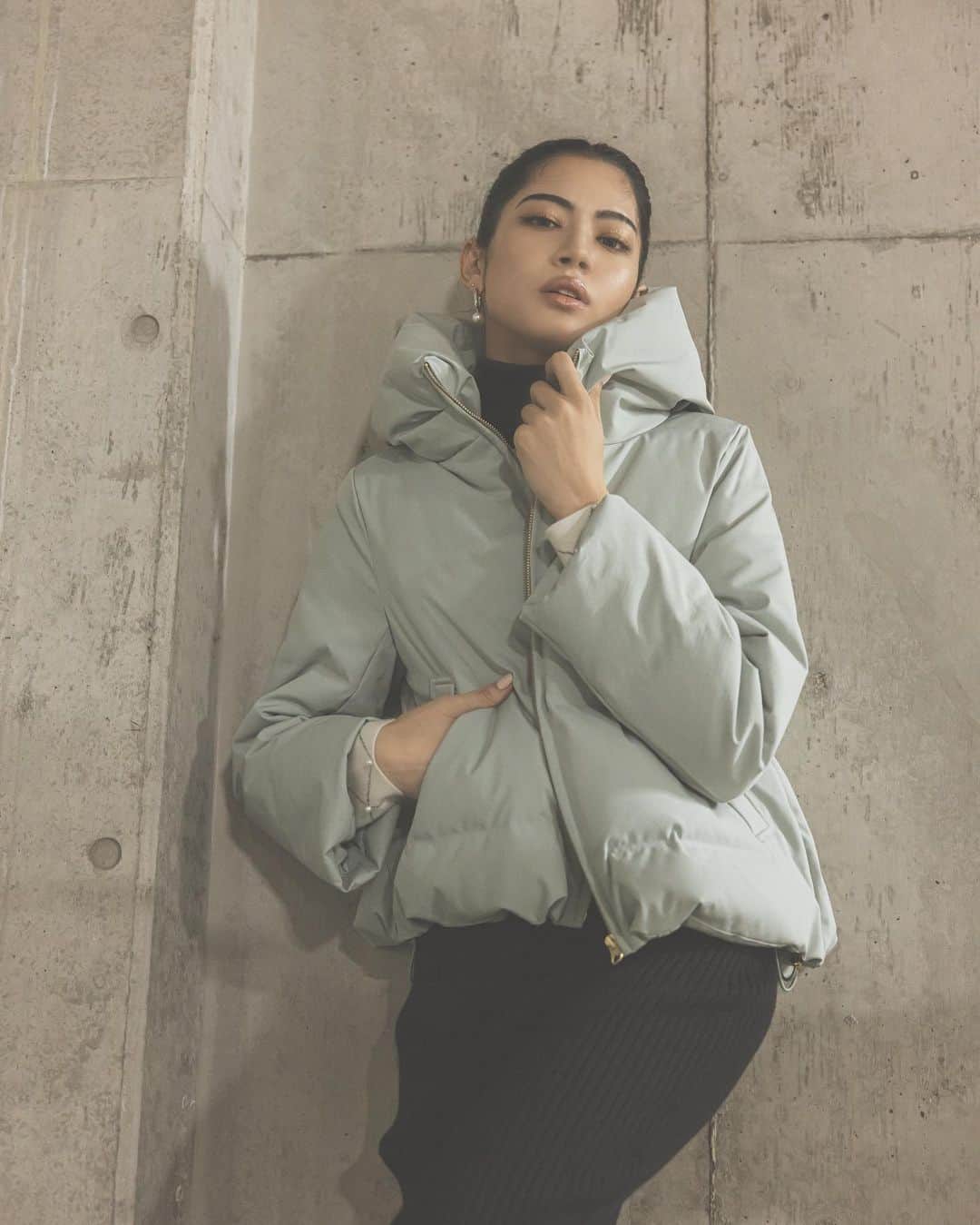 デュラスアンビエントのインスタグラム：「𝐀𝐌𝐁𝐈𝐄𝐍𝐓 𝟐𝟎𝟐𝟑 𝐖𝐈𝐍𝐓𝐄𝐑 𝟐𝐧𝐝 𝑔𝑒𝑡 𝑡ℎ𝑒 𝑝𝑒𝑟𝑓𝑒𝑐𝑡𝑙𝑦 𝑤𝑖𝑡ℎ 𝑏𝑜𝑡ℎ 𝑐𝑎𝑠𝑢𝑎𝑙 𝑎𝑛𝑑 𝑚𝑜𝑟𝑒 𝑝𝑜𝑙𝑖𝑠ℎ𝑒𝑑 𝑙𝑜𝑜𝑘𝑠  #シームレスダウンジャケット <Ivory, Mint, Black> 【11/13(MON)20:00-】  シームレス仕様でカジュアル感を払拭したすっきりとした見た目に、センターに走るゴールドジップがさり気なくアクセントに。 裾はドローストリング仕様で、気分によってシルエットを変えられるのも嬉しいポイント。ミントカラーを差し色に迎えた、合わせやすい３色展開。  #ダイヤパターンパールデザインニットワンピース  <White, Pink, Black, Bicolor>  今季トレンドの格子デザインを、小粒パールとラメ糸で表現し、違った印象を楽しめるよう、それぞれの色味に合わせた配色に拘ったニットワンピース。 伸縮性あるリブ編みを上下で切り替え、スタイルアップする細見えを実現しました。  ＿＿＿＿＿＿＿＿＿＿＿ ✔︎ @ambient_styling #AMBIENT #ambient_official #ambientstyle #アンビエント #23winter #wintercollection」