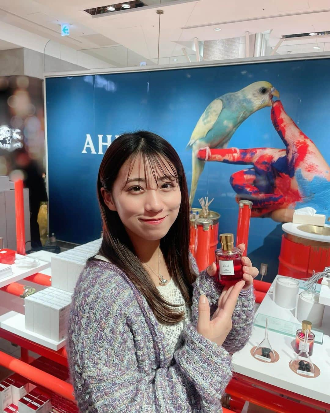 坂本遥奈さんのインスタグラム写真 - (坂本遥奈Instagram)「AHRES @ahres_official  popupstoreへ行ってきたよ〜😊🤍  フレグランスに、スキンケア商品までたくさん揃っていて、 実際に香り、スキンケアを試したりできて…♪ おしゃれな店内に癒されました🌙  どれもいい香りで迷ったんだけど、、 赤いボトルの#Ephemeral Night って香りにしたよ〜 早速今日もつけてる〜✨  いい香りに包まれると幸せな気持ちになるからいいよね☺️ みんなはなんの香りがお気に入り〜⁇  #アーレス #AHRES #ad#popup#フレグランス＃スキンケア#香水#タカシマヤゲートタワーモール#PR」11月10日 18時11分 - haruna_sakamoto_official