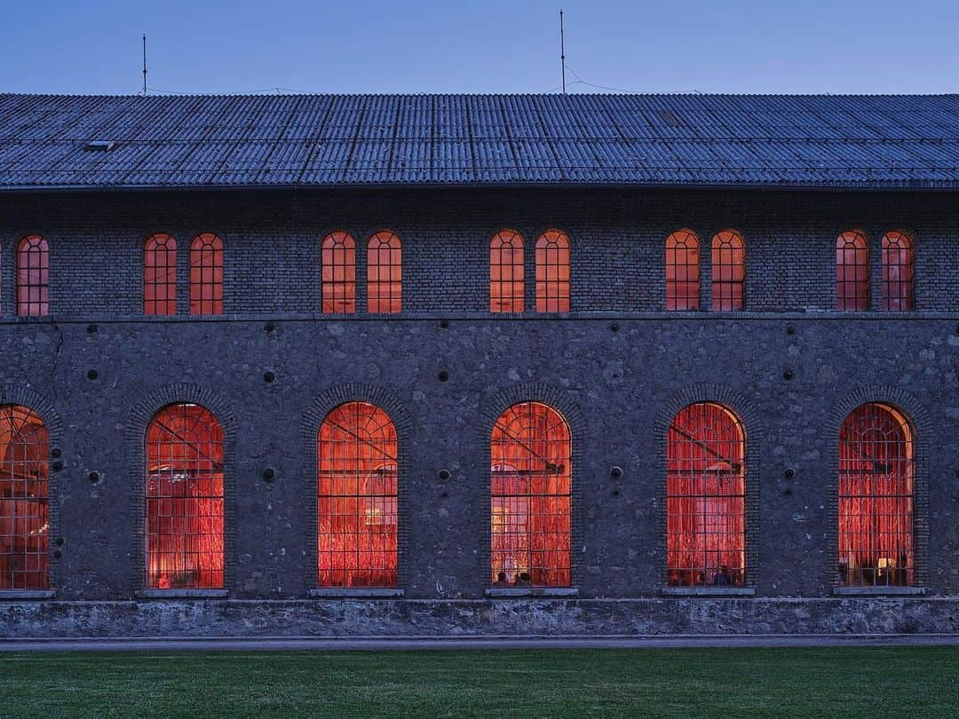 塩田千春のインスタグラム：「#repost @kunstraumdornbirn LAST WEEKEND: Chiharu Shiota’s exhibition "Who am I Tomorrow" is on view until 12 Nov 2023!  The very title of the Dornbirn exhibition shows: it is about me, that is, about an individual, the smallest unit of a community: "Who am I Tomorrow?" No less than the question of identity is posed here in all its complexity, with all its possible dissonances - in biographical and biological experiences, in behaviour and habit, in social and cultural context, in the consciously addressable and unconsciously effective, in the zeitgeist and across generations. Reading the question, we automatically think about what could happen by tomorrow, proceeding from the current overall state, so that we are someone else, can never again be or want to be that someone of today.  @chiharushiota photographs by @guenterrichardwett © the artist / Bildrecht Vienna 2023  #ChiharuShiota #WhoAm|Tomorrow #Artinstallation #ContemporaryArt #ConceptualArt #Identity #SelfReflection #ArtisticExpression #EmotionalJourney #Interpretation #kunstraumdornbirn #dornbirn #6850dornbirn @6850dornbirn @visitvorarlberg @bodenseevorarlberg #visitvorarlberg #visitdornbirn #horarlberg #contemporaryart #artwork #artaddict #artlover #sculpture #contemporarysculpture」