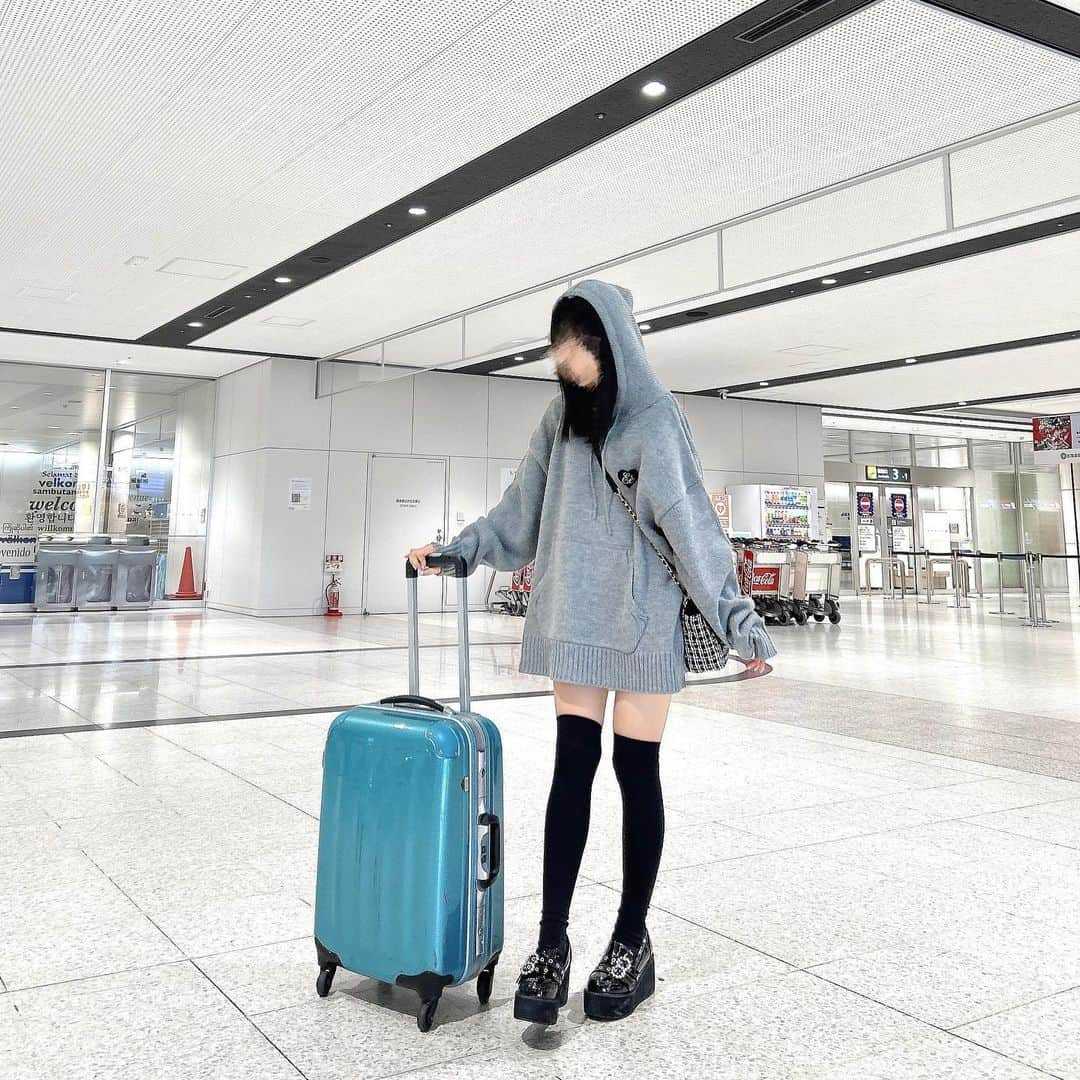 久保田沙矢香さんのインスタグラム写真 - (久保田沙矢香Instagram)「空港ファッション ✈︎ キャリーも水色だよ🐋  epineのニットワンピお気に入りで沢山着てる🐈‍⬛  #空港 #空港ファッション #epine #エピヌ #ニット #ニットパーカー #パーカー #パーカーコーデ #パーカー女子 #bubbles #ニーハイ #ニーハイソックス #水色 #水色系統」11月10日 18時17分 - kubotasayaka_0113