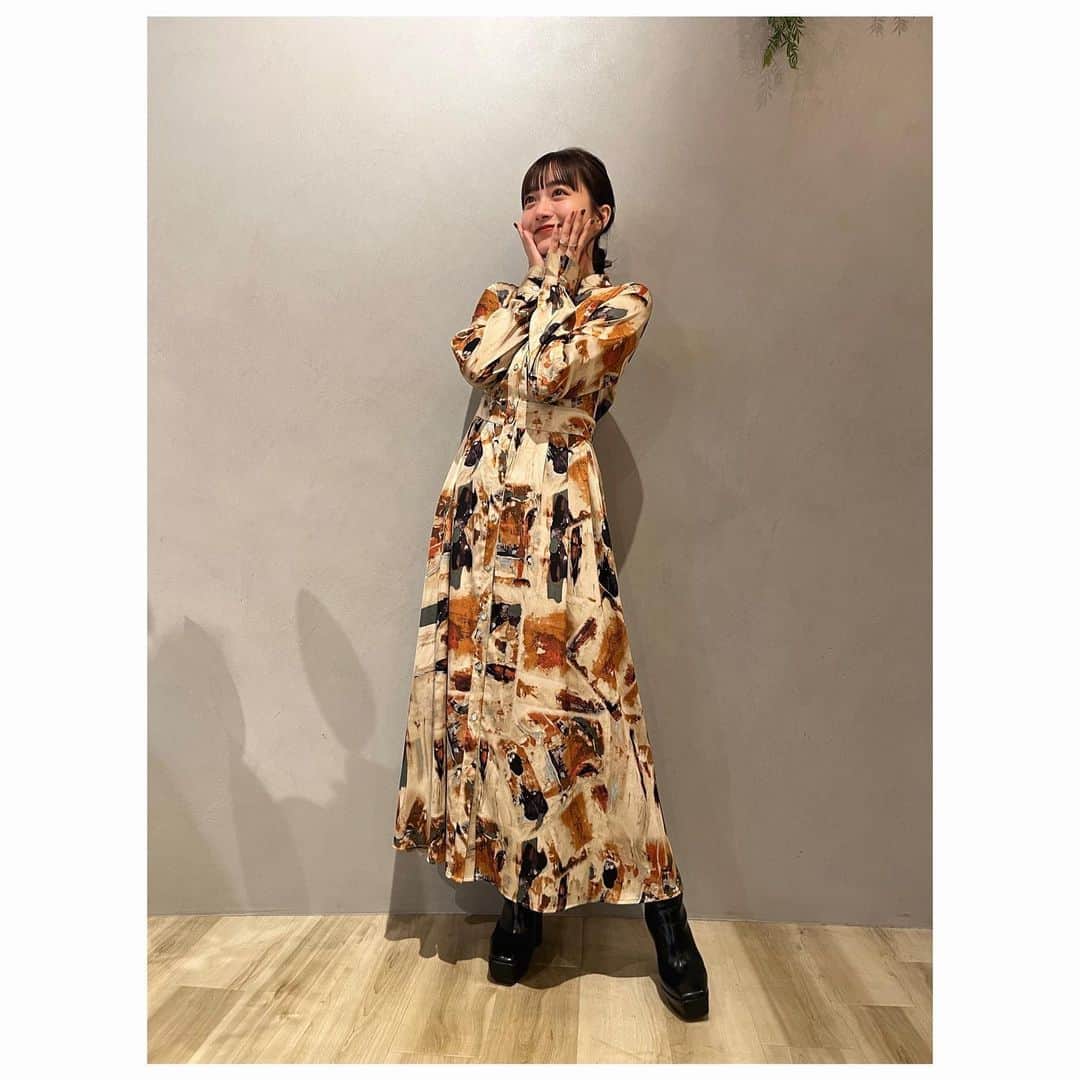 福田愛依のインスタグラム：「RBB TODAYさんに取材して頂きました！  現在放送中の『推しが上司になりまして』の役柄でしたり、現場の雰囲気、私の推し、最近の休みの過ごし方など、写真と共に沢山載せていただいております！  お時間ある方は覗いて見てください〜👀✨‼︎‼︎  衣装は　@murua_official さん🤍🤍 このワンピースの形からデザインから色味、全てがどタイプです〜🫶🏻秋にぴったりな衣装、ありがとうございます❣️」