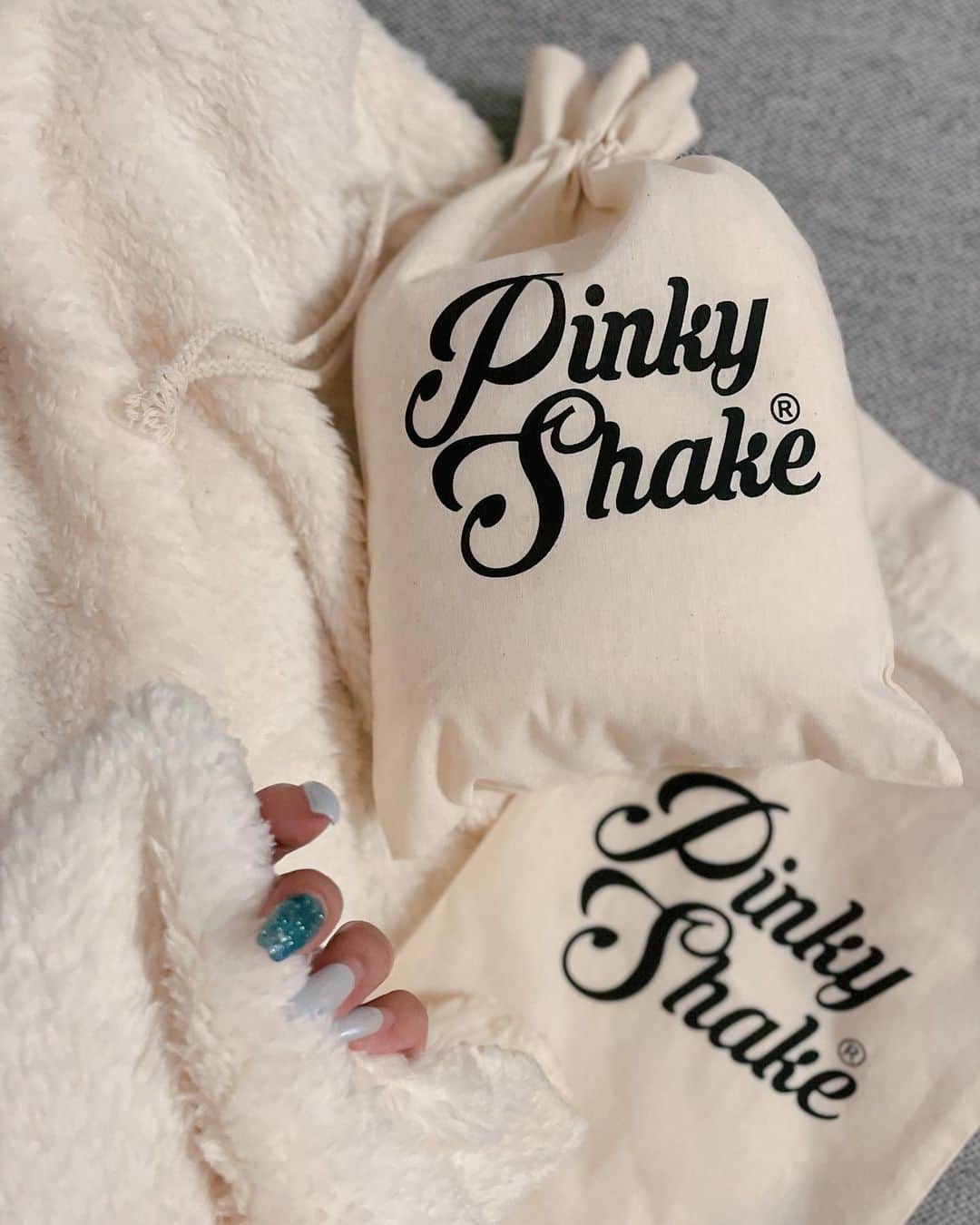 鈴木愛美のインスタグラム：「: ƤƖƝƘYSHAƘE〝ƝƠVELƬY〟🎁❤️‍🔥 @pinkyshake_official   今回のノベルティ可愛すぎっ⛄️❄️ 肌触り、モコモコさ、暖かさ完璧!!!!!  巾着付きでサイズ的にも持ち運びやすい ブランケットになってるよっ♡✴︎゜  数量限定先着プレゼントだから 届いたみんなはたくさん愛用してね🫰🏾🤍  #pinkyshake」