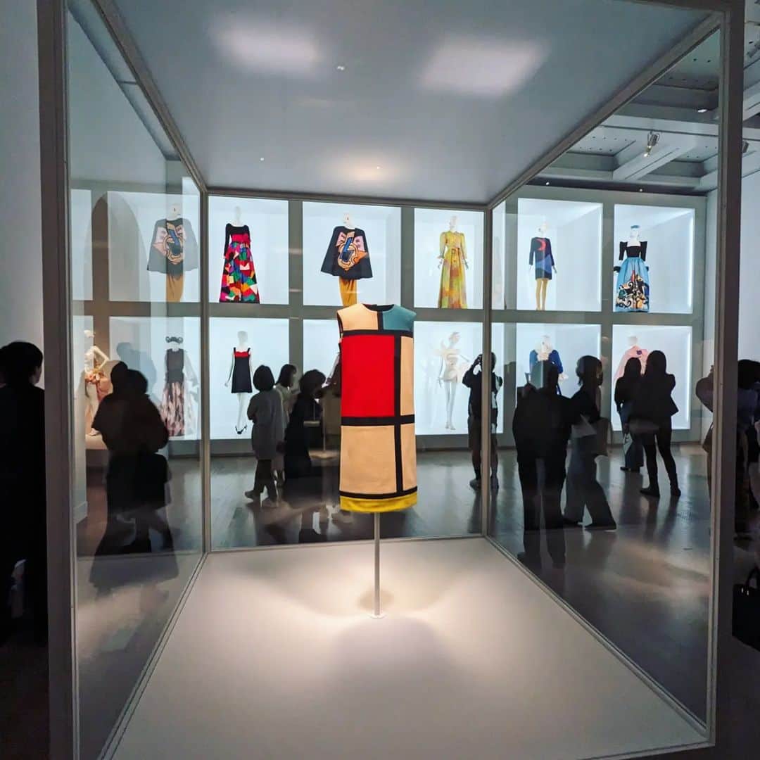 宮田愛子のインスタグラム：「イブ・サン・ローラン展に行ってきました。  「時を超えるスタイル」というテーマの通り 60年前のファッションと言わず、 すべて最新のスタイルと思うくらい 洗練されたデザインの数々。  「流行は移り変わるが、スタイルは永遠」 彼の言葉も素晴らしいです。」