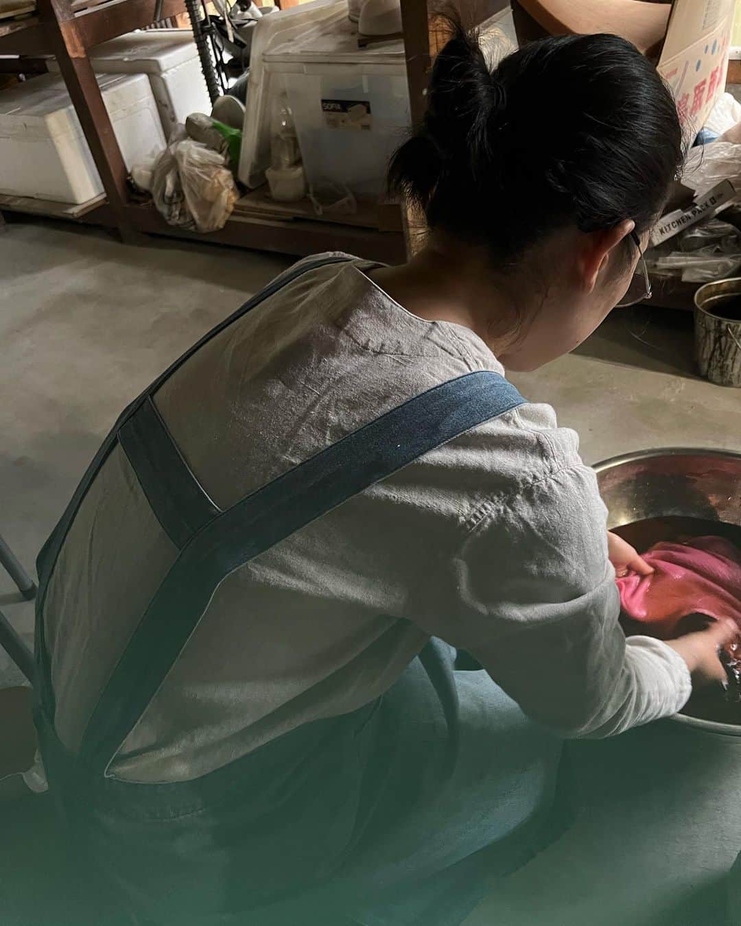 椎名直子さんのインスタグラム写真 - (椎名直子Instagram)「染色家の直さん。  草木染めは 子供の頃3年間研究して て、想いがふかい私です。  お会いできて 幸せでした！」11月10日 18時16分 - natadecoco