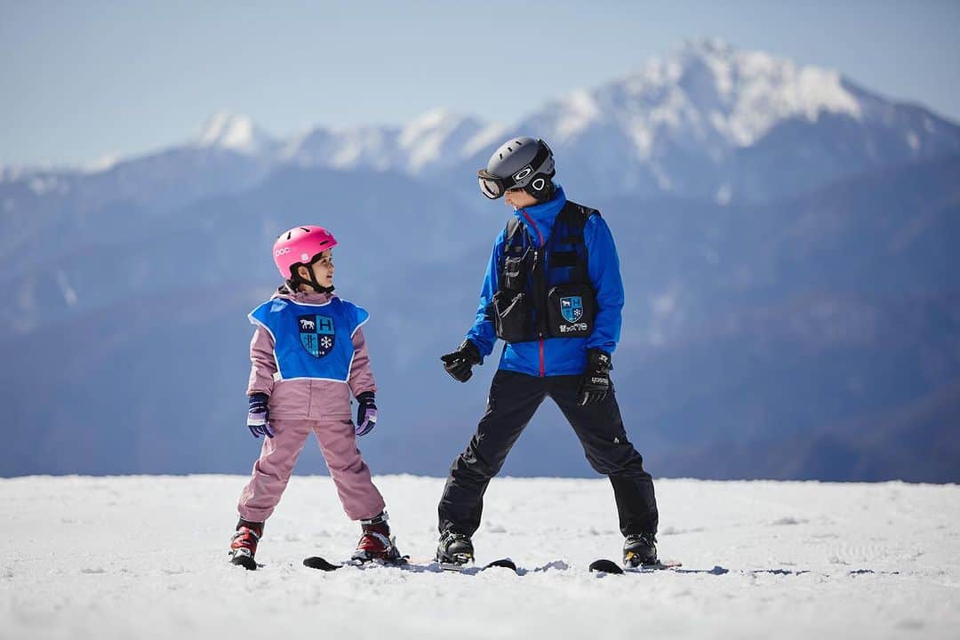 【公式】星野リゾート　リゾナーレのインスタグラム：「【リゾナーレ八ヶ岳】お子さまの初めてのスキーを全面サポートする宿泊プラン「パーフェクトスキーデビューステイ」を提供します。  スキーデビューに精通したスタッフが、スキーギアのフィッティングから滞在中のスキーレッスンまで、マンツーマンでお子さまのスキーデビューをサポート。お子さまのための至れり尽くせりなスキーデビューが叶う宿泊プランです。  Photo by @season_risonare   #星野リゾートリゾナーレ #リゾナーレ #リゾナーレ八ヶ岳 #家族旅 #国内旅行 #スキー  #スキーデビュー  #Risonare #HoshinoResorts #RisonareYatsugatake #japantravel #yamanashi」
