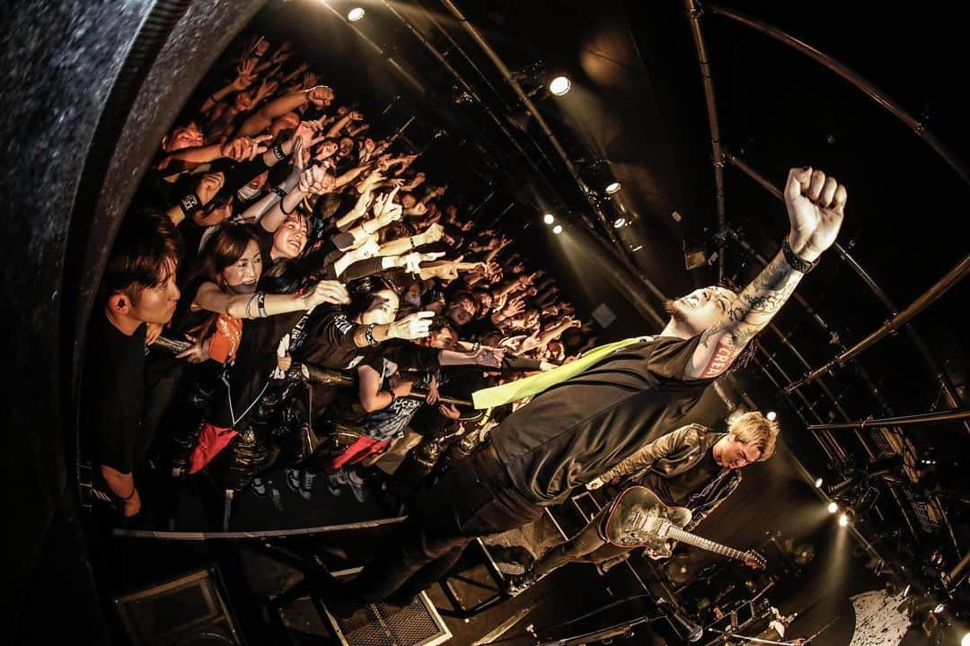 MAH さんのインスタグラム写真 - (MAH Instagram)「SiM “PLAYDEAD” WORLD TOUR SEASON 1 in 🇯🇵 Day 8 at Club SWINDLE, Akita.  #SiM #PLAYDEAD #NOISEMAKER  📷 @koheisuzukiphoto」11月10日 18時21分 - mahfromsim