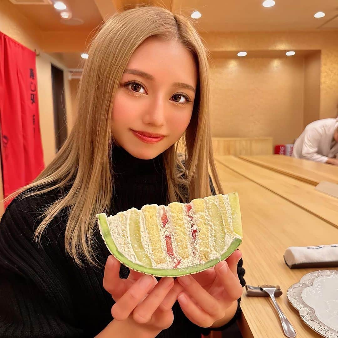 なーちゃんさんのインスタグラム写真 - (なーちゃんInstagram)「・ デザートで出てきた豪華メロンケーキ🍈 丸々一個を目の前で切ってもらったよ✨✨ ストーリーにも載せるね☺️💓 ・ お寿司屋さんなんだけど、全てがゴージャスで、お寿司はもちろん美味しいし、大将が面白くてすごく楽しかった😆 たくさん笑ってたくさん食べて本当幸せな時間🕰️💕 ・ また行きたいな🥰 ・ ・ ・ #お寿司 #寿司 #寿司屋 #門司 #メロンケーキ #大阪グルメ #高級寿司 #大阪 #北新地」11月10日 18時24分 - nanasan_gram7