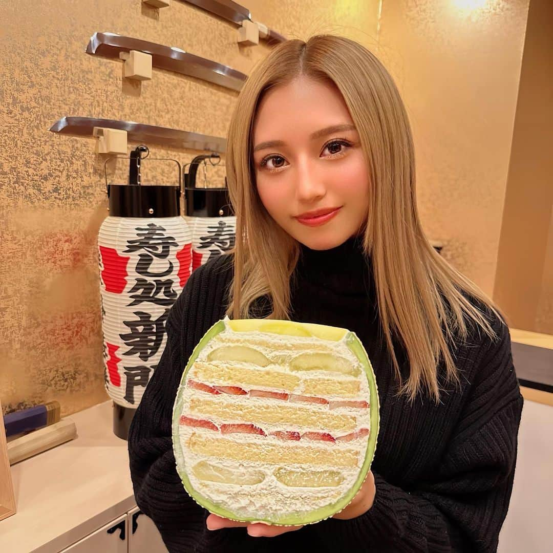 なーちゃんさんのインスタグラム写真 - (なーちゃんInstagram)「・ デザートで出てきた豪華メロンケーキ🍈 丸々一個を目の前で切ってもらったよ✨✨ ストーリーにも載せるね☺️💓 ・ お寿司屋さんなんだけど、全てがゴージャスで、お寿司はもちろん美味しいし、大将が面白くてすごく楽しかった😆 たくさん笑ってたくさん食べて本当幸せな時間🕰️💕 ・ また行きたいな🥰 ・ ・ ・ #お寿司 #寿司 #寿司屋 #門司 #メロンケーキ #大阪グルメ #高級寿司 #大阪 #北新地」11月10日 18時24分 - nanasan_gram7