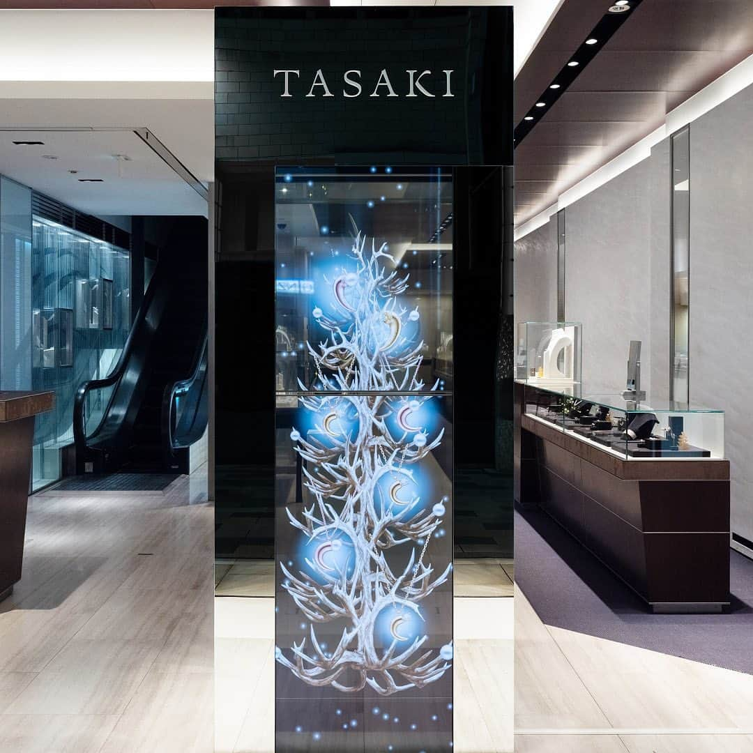 TASAKIさんのインスタグラム写真 - (TASAKIInstagram)「Our TASAKI Ginza Flagship Store’s front is adorned in festive holiday red, transforming Ginza into a winter wonderland. The ‘danger horn’ pieces infuse vibrant colours into the holiday season, creating a festive and joyous atmosphere. Come experience the season’s enchantment at our Ginza Flagship Store, where a warm welcome awaits you!  TASAKI 銀座本店のホリデーカラーのレッドに染め上げたファサード装飾は、冬の銀座の風物詩。 この季節を彩る「danger horn」は、シャープな表情のなかにも柔らかなムードが漂う新作。 ホリデーシーズンにふさわしい温もりに満ちた銀座本店でみなさまをお待ちしております。  #TASAKI #Holiday #TASAKIdanger」11月10日 19時00分 - tasaki_intl