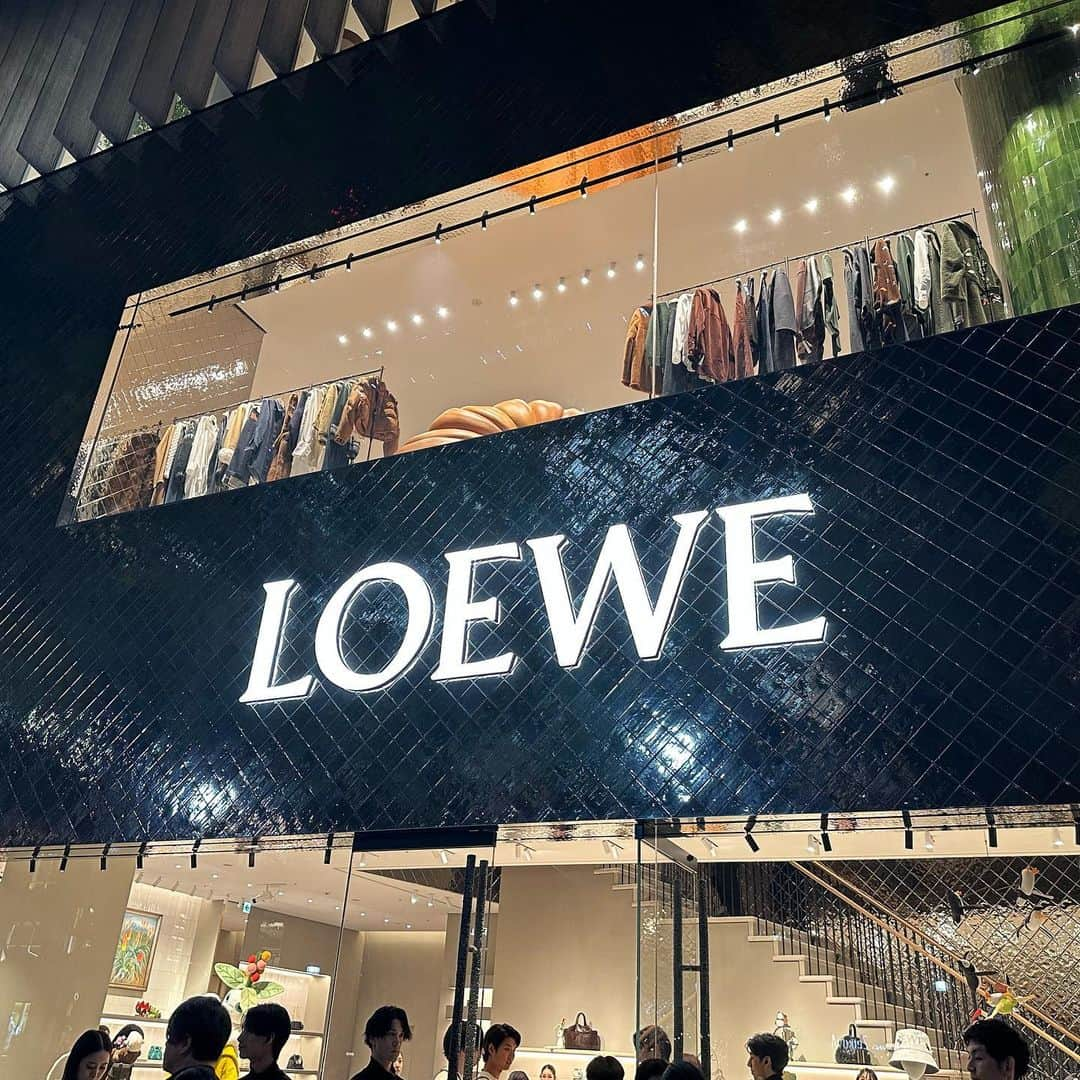 川上未映子さんのインスタグラム写真 - (川上未映子Instagram)「・ 昨日は @loewe さんにお招きいただき素晴らしい時間を過ごしました。 @suna_fujita さんの作品とロエベが醸しだす世界観は、どこか懐かしくて思いだせそうなイノセンスに満ちていて、でもすべてがまぎれもなくいま初めて目にする感覚にみなぎっていました。 内装も、どこを見ても歩いても触っても目が明るくなるような色使い、素材、繊細さ、贅沢さ、ひとつひとつに静かな必然性があって、たくさんのエネルギーとエネルギーがまざりあってひとつの場になっていくさらに大きな暖かなパワーに感激していました。併設されている期間限定のキャンディハウスもぜひ。 @LOEWE  #LOEWE #LOEWEOmotesando」11月10日 18時34分 - kawakami_mieko