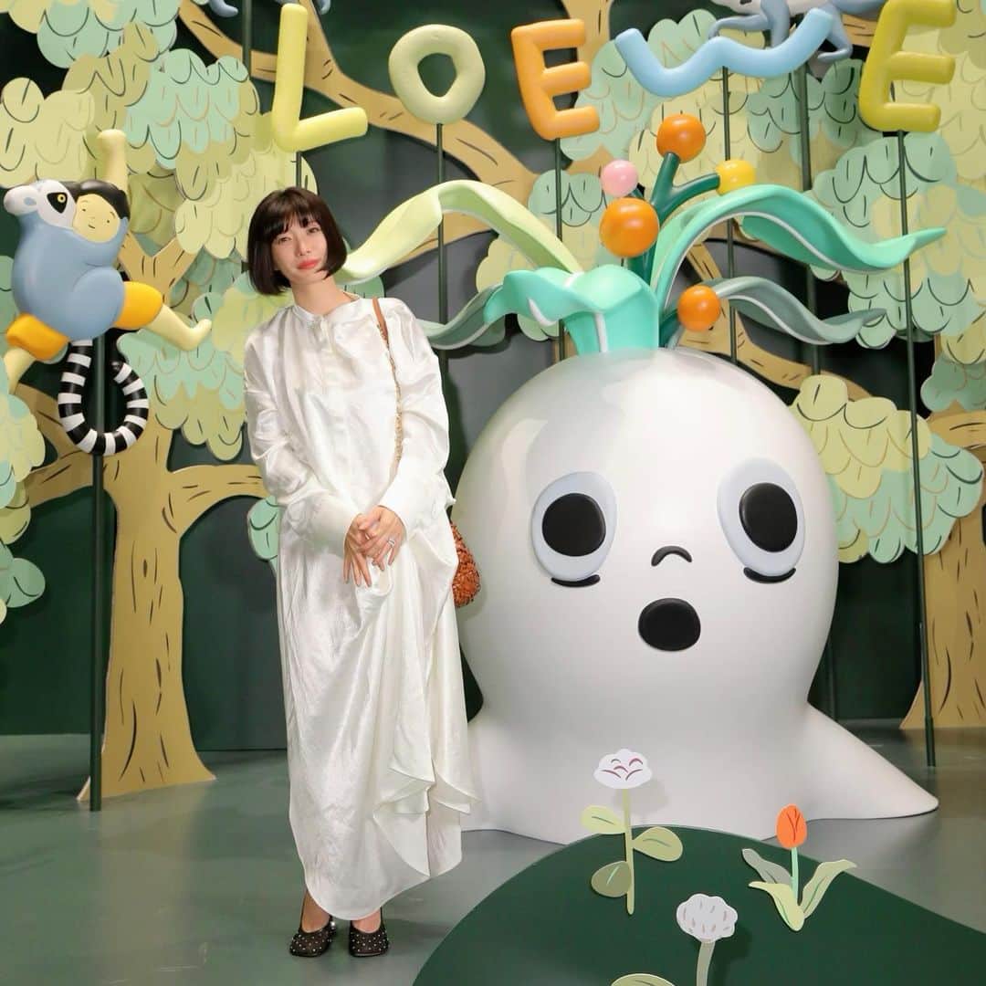 川上未映子のインスタグラム：「・ 昨日は @loewe さんにお招きいただき素晴らしい時間を過ごしました。 @suna_fujita さんの作品とロエベが醸しだす世界観は、どこか懐かしくて思いだせそうなイノセンスに満ちていて、でもすべてがまぎれもなくいま初めて目にする感覚にみなぎっていました。 内装も、どこを見ても歩いても触っても目が明るくなるような色使い、素材、繊細さ、贅沢さ、ひとつひとつに静かな必然性があって、たくさんのエネルギーとエネルギーがまざりあってひとつの場になっていくさらに大きな暖かなパワーに感激していました。併設されている期間限定のキャンディハウスもぜひ。 @LOEWE  #LOEWE #LOEWEOmotesando」