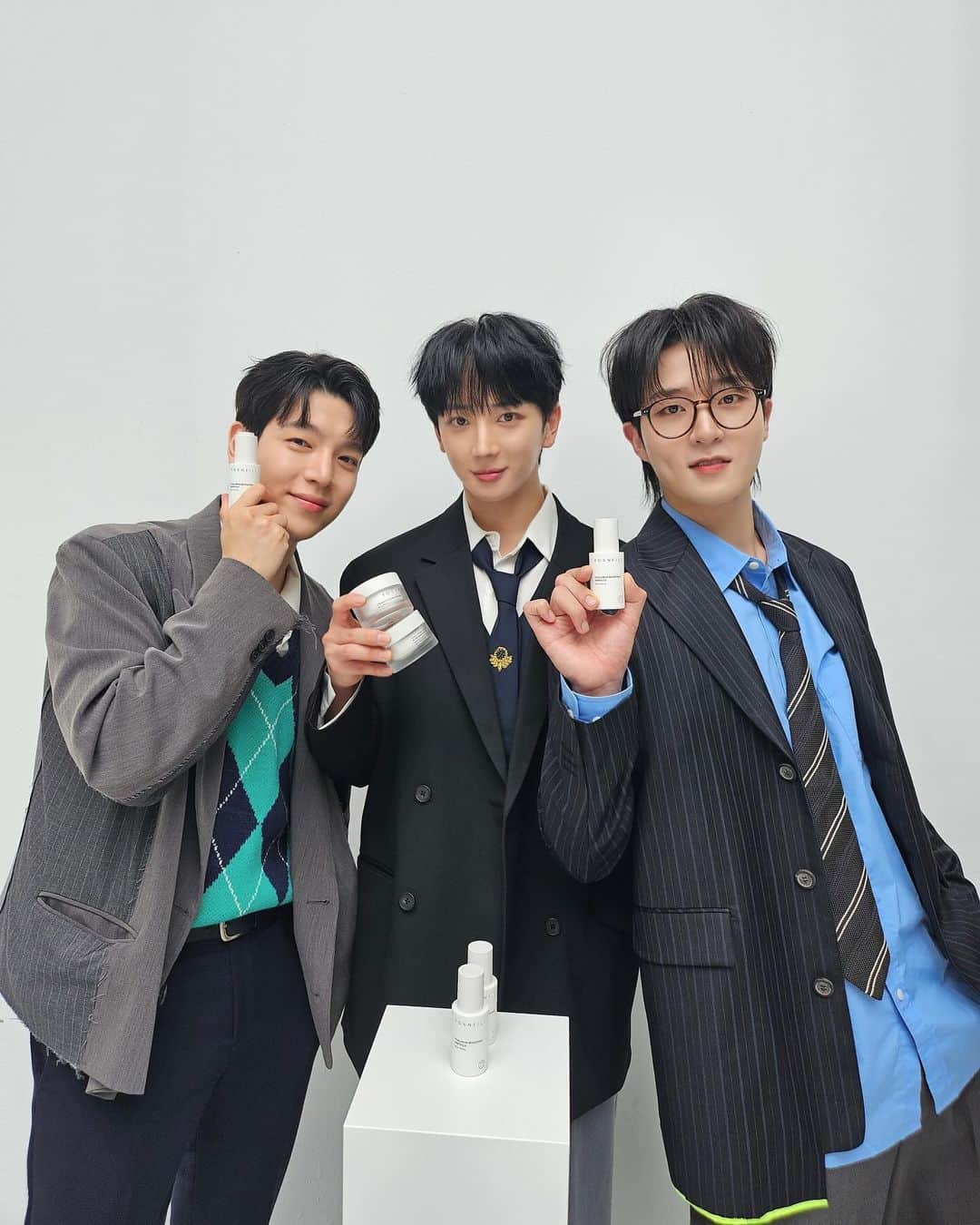 IN2ITのインスタグラム：「팝업스토어 초대받아서 다녀왔어요! 교복 입은 저희 어때요?🤗  #톡스앤필코스메틱 #TOXNFILLcosmetics #톡스앤필하이스쿨 #톡스앤필 #레이어26 #팝업 @toxnfill_cosmetics」