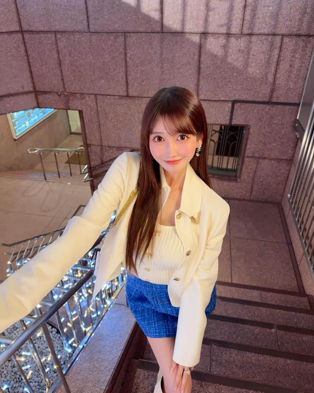 MAYUさんのインスタグラム写真 - (MAYUInstagram)「. 🌃🤍💙💫 . 今週もおつかれさまっ☺️⛲️🤍 . これから年末にかけてイルミネーションの時期が来ると思うとわくわくするな〜🥳 街中がきらきらするのが楽しみ🪄✨ . . #ootd#fashion#fashionstyle#valentino#maisonvalentino#sergiorossi」11月10日 18時27分 - mayu.kina_golf