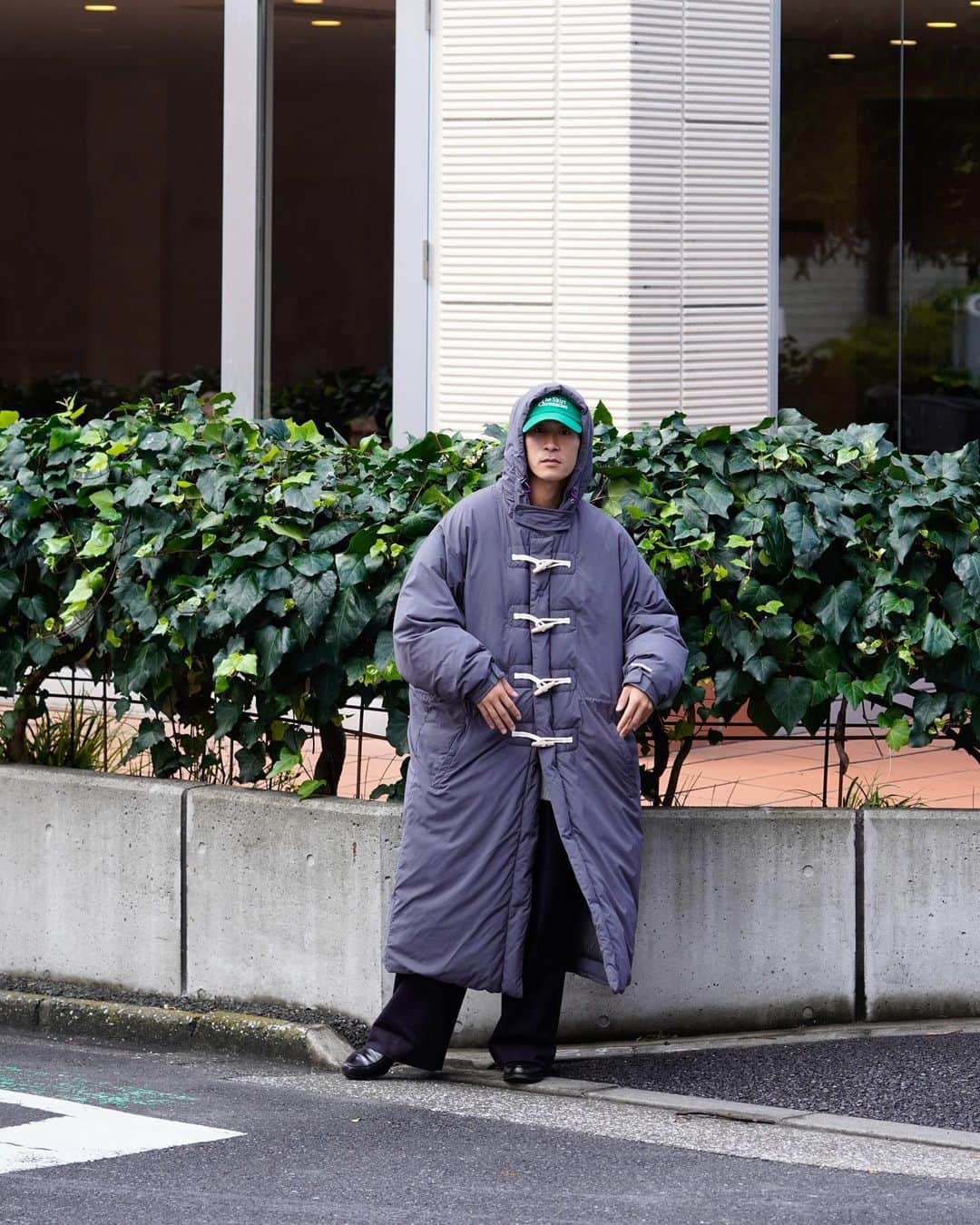 のインスタグラム：「2023年11月11日(土)発売 ⁡ 〈 MONTGOMERY 〉 “Aberdeen” COL: GRAY / BEIGE SIZE: 2 / 3 ¥85,800 TAX IN ⁡ 歴史上最古のダッフルコートメーカーのひとつ MONTGOMERY (モンゴメリー)は、23AWシーズンより新たにデザイナーを迎え再スタートします。 ファーストシーズンとなる今季、1LDKではダウンコート型の”Aberdeen”をセレクト。 750フィルパワーのダウンを備え、耐水性もある真新しいダッフルコートです。 ⁡ 本日BLOGを掲載しております。 ストーリーズのリンクから是非ご覧ください。 ⁡ 着用詳細 GRAY: 2 (173cm) BEIGE: 3 (180cm) ⁡ 取扱店舗 1LDK ( @1ldk_nakameguro ) 12:00〜 1LDK ONLINE STORE 11/12 20:00〜 ※店頭優先で販売します。在庫が有り次第上記日時よりONLINE STOREで販売します。 ⁡ #MONTGOMERY @montgomery.jp.official #1ldk #1ldknakameguro #1ldkshopofficiall」