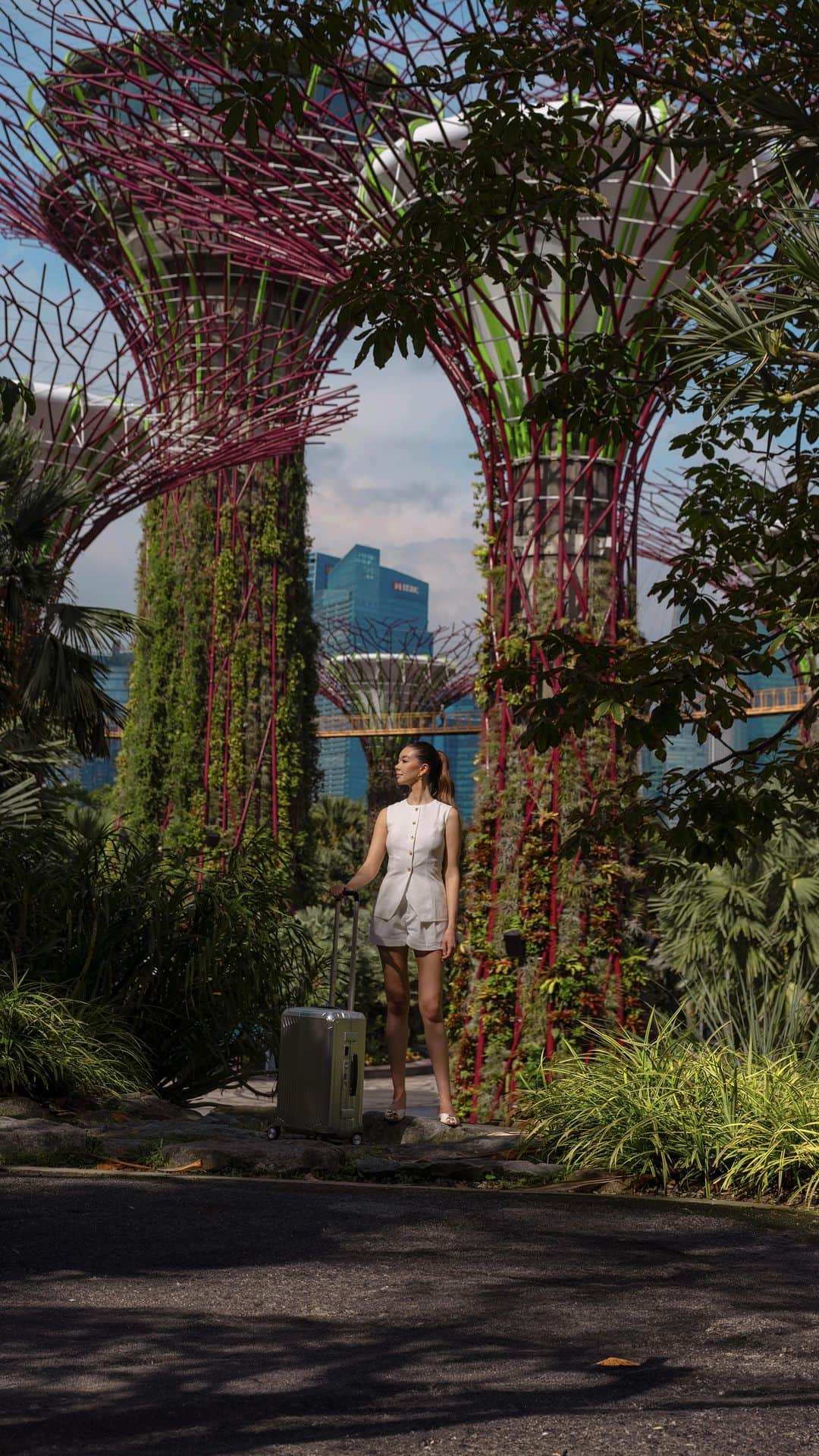 タラ・ミルクティーのインスタグラム：「Journeying to Singapore for 48 hours with @Samsonite_Au to #DestinationSamsonite.   A beautiful evening spent time traveling through the rich history of Samsonite over the years. More from Destination Samsonite on stories!」