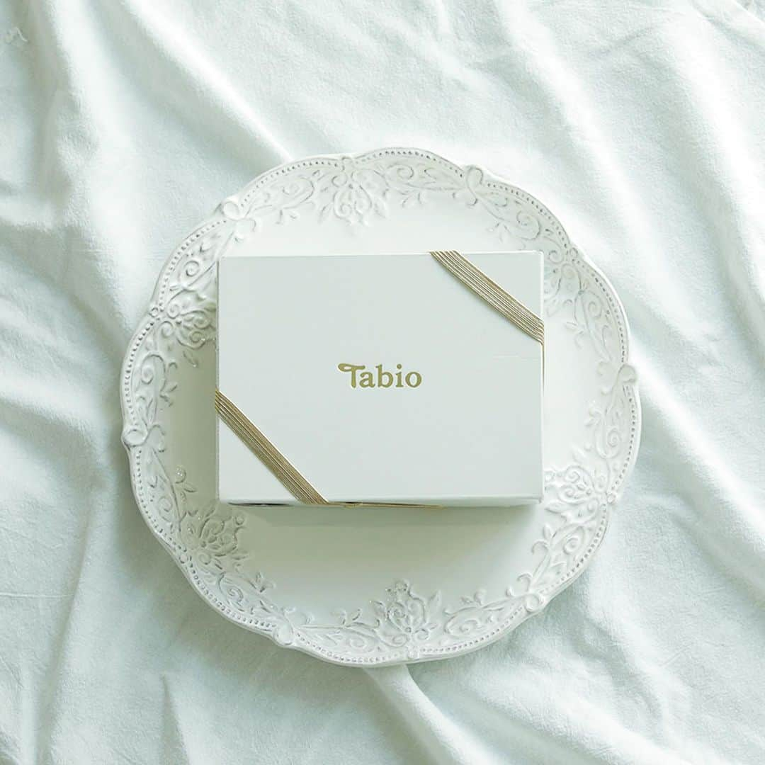 靴下屋公式アカウント（tabio）さんのインスタグラム写真 - (靴下屋公式アカウント（tabio）Instagram)「. ＊KUNIKA × Tabio＊ Winter Gift Set🎁 アイシングクッキーアーティストKUNIKAさんとの コラボギフトセットを Tabio公式オンラインストアにて受注いたします。 12月 ホリデーシーズンにご自宅へお届け❄️  ●商品 KUNIKA × Tabio限定ギフトセット ¥4,070 🍪ギフトセット限定のアイシングクッキー入り！  ●受注 受注期間：2023年11月13日ー2023年12月10日 お届け時期：2023年12月18日ー  ※ギフトセットの詳細は公式オンラインストアをご確認ください。  #tabio #タビオ #KUNIKA #kunikawithtabio #socks #ギフトセット」11月10日 18時28分 - tabio.jp