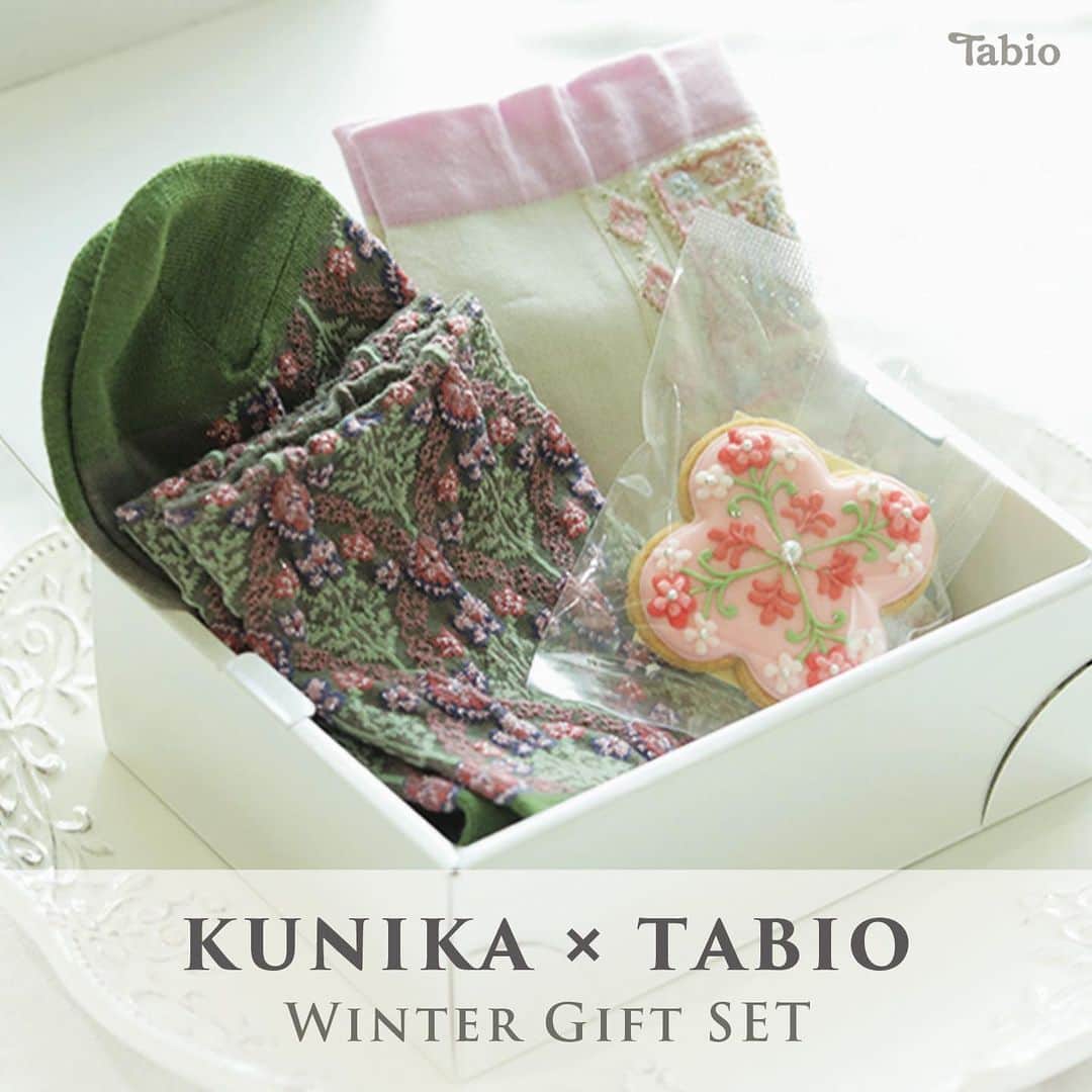 靴下屋公式アカウント（tabio）のインスタグラム：「. ＊KUNIKA × Tabio＊ Winter Gift Set🎁 アイシングクッキーアーティストKUNIKAさんとの コラボギフトセットを Tabio公式オンラインストアにて受注いたします。 12月 ホリデーシーズンにご自宅へお届け❄️  ●商品 KUNIKA × Tabio限定ギフトセット ¥4,070 🍪ギフトセット限定のアイシングクッキー入り！  ●受注 受注期間：2023年11月13日ー2023年12月10日 お届け時期：2023年12月18日ー  ※ギフトセットの詳細は公式オンラインストアをご確認ください。  #tabio #タビオ #KUNIKA #kunikawithtabio #socks #ギフトセット」