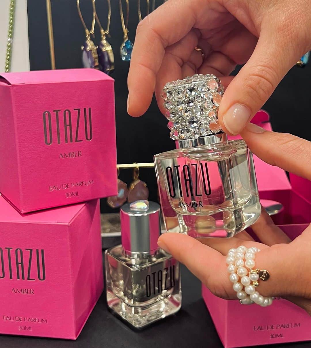 ロドリゴ ニューヨーク バイ ロドリゴ オタズのインスタグラム：「This exclusive perfume is the first from the Otazu Beauty Line, it has a strong scent with hints of vanilla, jasmine and orange blossom. This limited exclusive bottle has a specially designed cap covered with Swarovski Crystals! Perfume already empty? Keep the cap and order a new bottle! 💎💎💎」