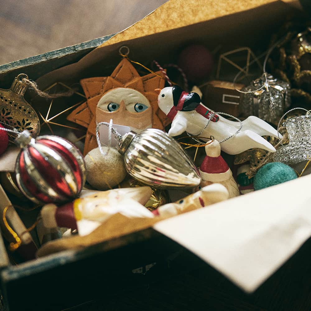 TODAY'S SPECIALのインスタグラム：「<DECORATE FOR CHRISTMAS> 飾りつけをする 毎年この時期になると、街中にイルミネーションが灯りはじめ、クリスマスツリーとともに本格的なホリデーシーズンを迎えます。今年は少しはやめに準備をはじめて、特別な季節を長くじっくりと味わいませんか。  オンラインストアでは、さまざまな素材のオーナメントを取り揃えております。  ▼詳細はトップページのURLよりONLINE STOREにてご確認ください。  @cibone_ts    #todaysspecial #トゥデイズスペシャル #クリスマス #クリスマスツリー #オーナメント #サンタ」