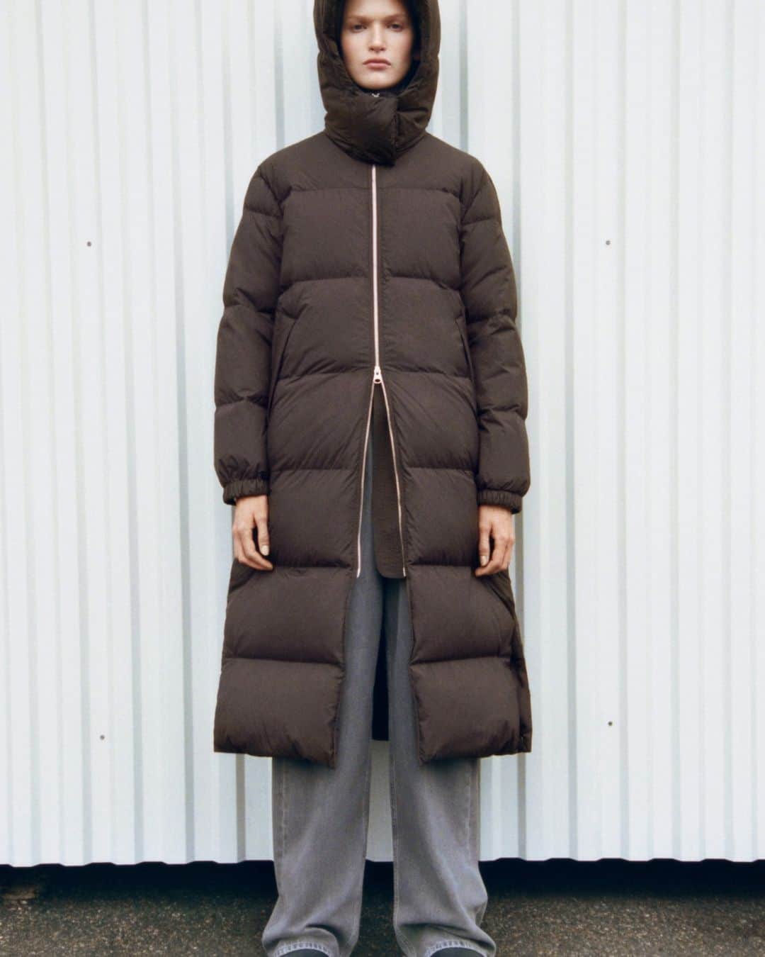 ARKETのインスタグラム：「Long, hooded coat filled a warming blend of down and feathers. The hood is detachable and detailed with snap buttons and a drawstring. The coat has a two-way zip at front, slanted pockets with snap button closure and a single inner pocket. Slits with snap buttoning at side seams. Fill power of 650cuin – the higher the number, the better the insulation. Enjoy 15% off outerwear and winter accessories through Sunday 12 November: link in bio. - #ARKET」