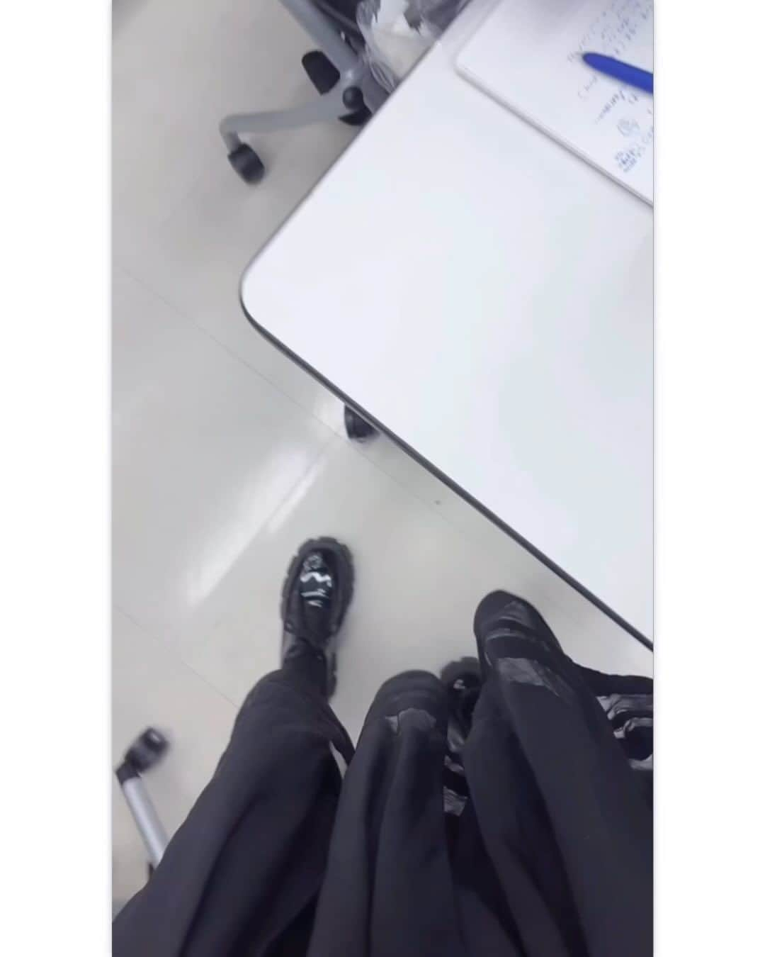 Mayu Ogawaのインスタグラム：「授業中パトロール♪ ⌇≋ ✦ ✿ ⌇≋ ⌇ ✦ ≋ ✿ ⌇≋ 先生してきました！ 18歳19歳、ハタチの女の子たち♡  ジェネレーションを超えて♪♪ てかそんなの関係ないんだよね😉  まぢでぜんっいん！可愛いすぎた！みんなよく頑張ったね♪  いつもインスタやLIVEまで見てくれてるなんて♡ 大好き♪♪♪  沢山お話しもしてきました。 私のVIBESが天使と怪物性を秘めた未来ちゃんたちに少しでも影響するとしたら心から幸せ。 期待してますっ✨✨  ポジティブがネガティブを超えていくLIFEを！  @belebel_osaka  @belebel_kobe  先生方ももっとお話ししたかったです！ この度もお世話になりました✨  @takigawa_nail 今回も理美容・エステ・ネイルの立派なセミナールームで講義させた頂き光栄です！ 裕史副社長とも久しぶりにお会いできて楽しかったです！  #ベルェベル美容専門学校 #講師 #セミナー #滝川ネイル #mdanail #銀座ネイルサロン」