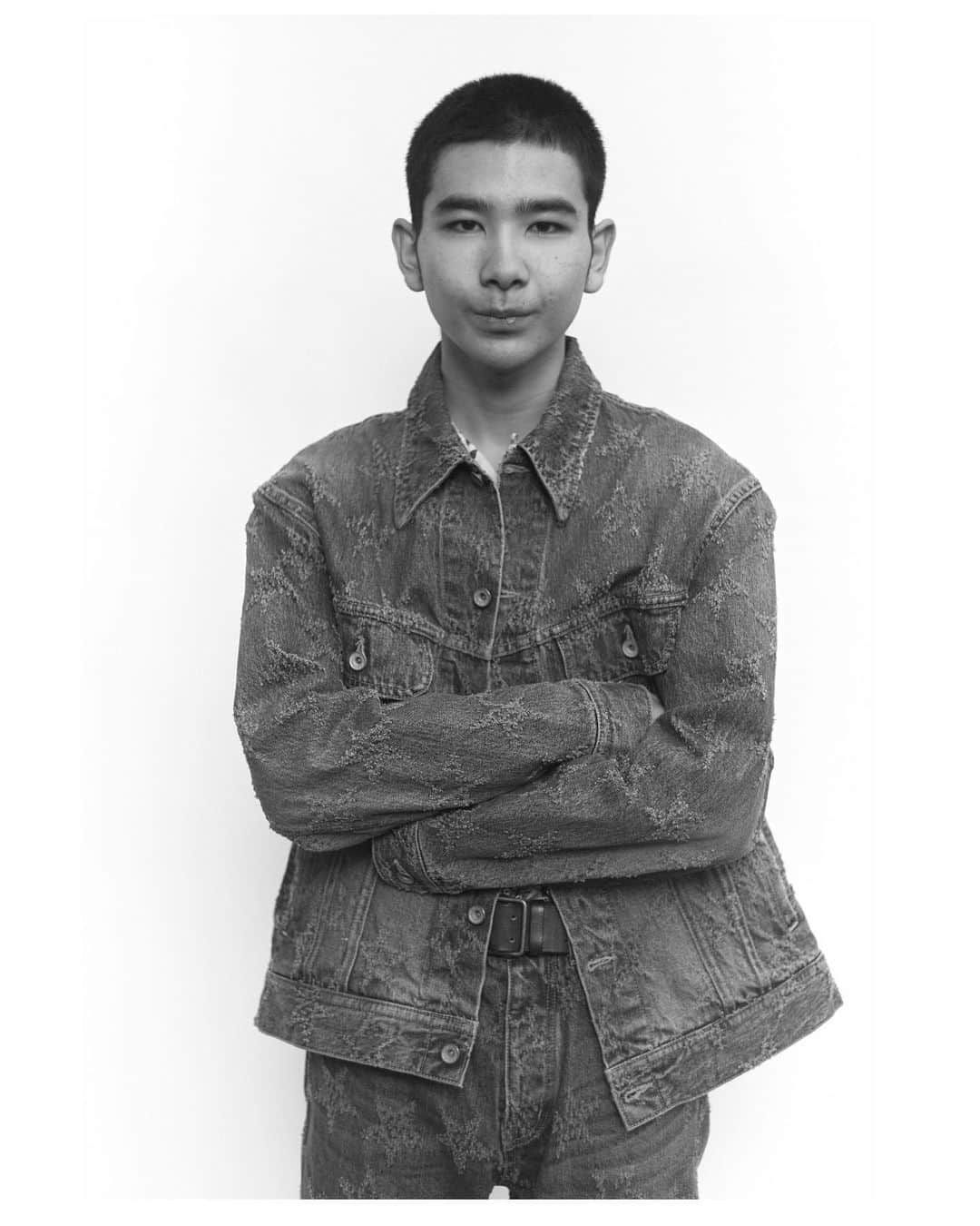 lute / ルーテのインスタグラム：「Interview with Manaw（ASOUND） @manawkano @asound_official_    Q. 最近どんな音楽を聞いてる？ 特に70年代の音楽を聴いています。   Q. 音楽に目覚めたきっかけは？ OKI DUB AINU BANDのライブを観た時。   Q. あなたにとって最高の一曲は？ Drum Song Dub   Q. あなたにとって最高のアルバムは？ Notes With Attachments (Pino Palladino & Blake Mills)、 Texas moon (Khruangbin & Leon Bridges)    Q. あなたにとって最高のアーティストは？ Sly Dunbar、Tony Allen   Q. 思い出に残っているフェス体験は？ 横浜レゲエ祭。出演した事、みんなでステージ袖からライブを観た事が思い出に残っています。   Q. お気に入りのミュージックビデオは? Little Simz - Point And Kill feat. Obongjayar    Q. クリエイティビティの源は？ ライブやDJを観て感動する事や、自然と触れ合う事です。   Q. 5年後はどんな存在になっていたい？ 音で僕だと分かって貰えるようなミュージシャンになりたいです。    Photography  @abe_yusuke  Styling @oshare02  Hair & Make-up @kimura_kazuma （VATIinc） BIG THANKS!  Clothes by DAIRIKU @dairiku    音楽動画メディア「lute」によるインタビュー企画「IN TOWN」✍️アーティストやクリエイターのインサイドをストリートから配信📷」